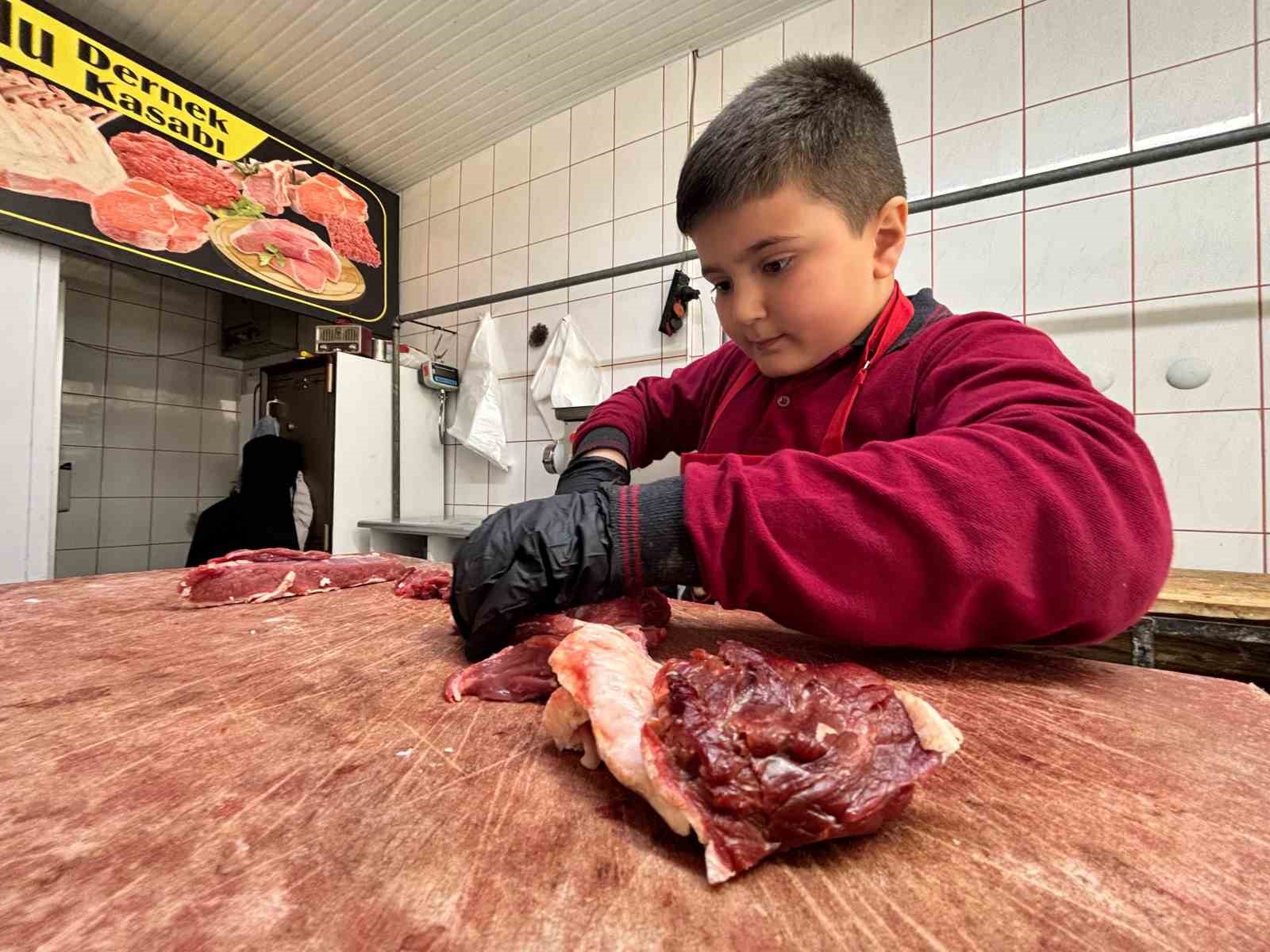 Trabzon’da "Junior Kasap" ilgi odağı oldu
Trabzon’da "Junior Kasap" ilgi odağı oldu