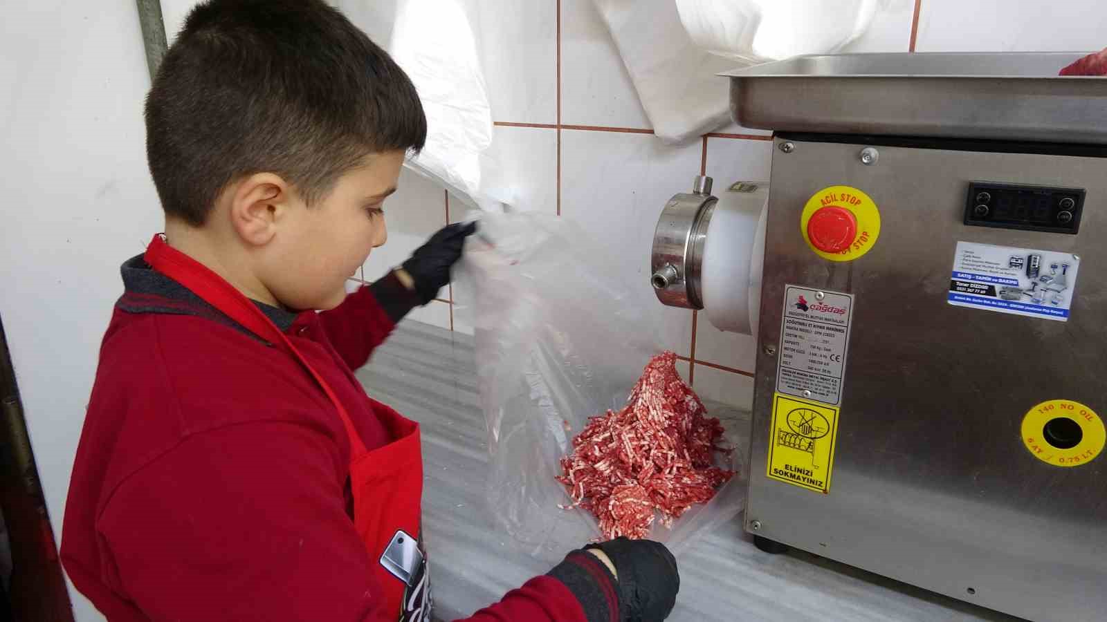 Trabzon’da "Junior Kasap" ilgi odağı oldu
Trabzon’da "Junior Kasap" ilgi odağı oldu