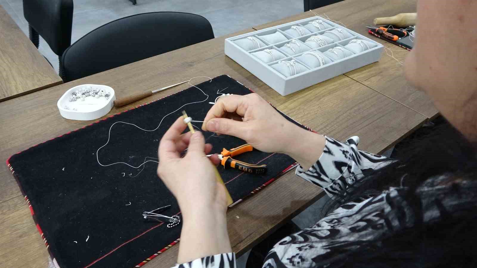 Trabzon’da kadın emeği üretime dönüşüyor: Yerel sanatlar dünyaya açılıyor
