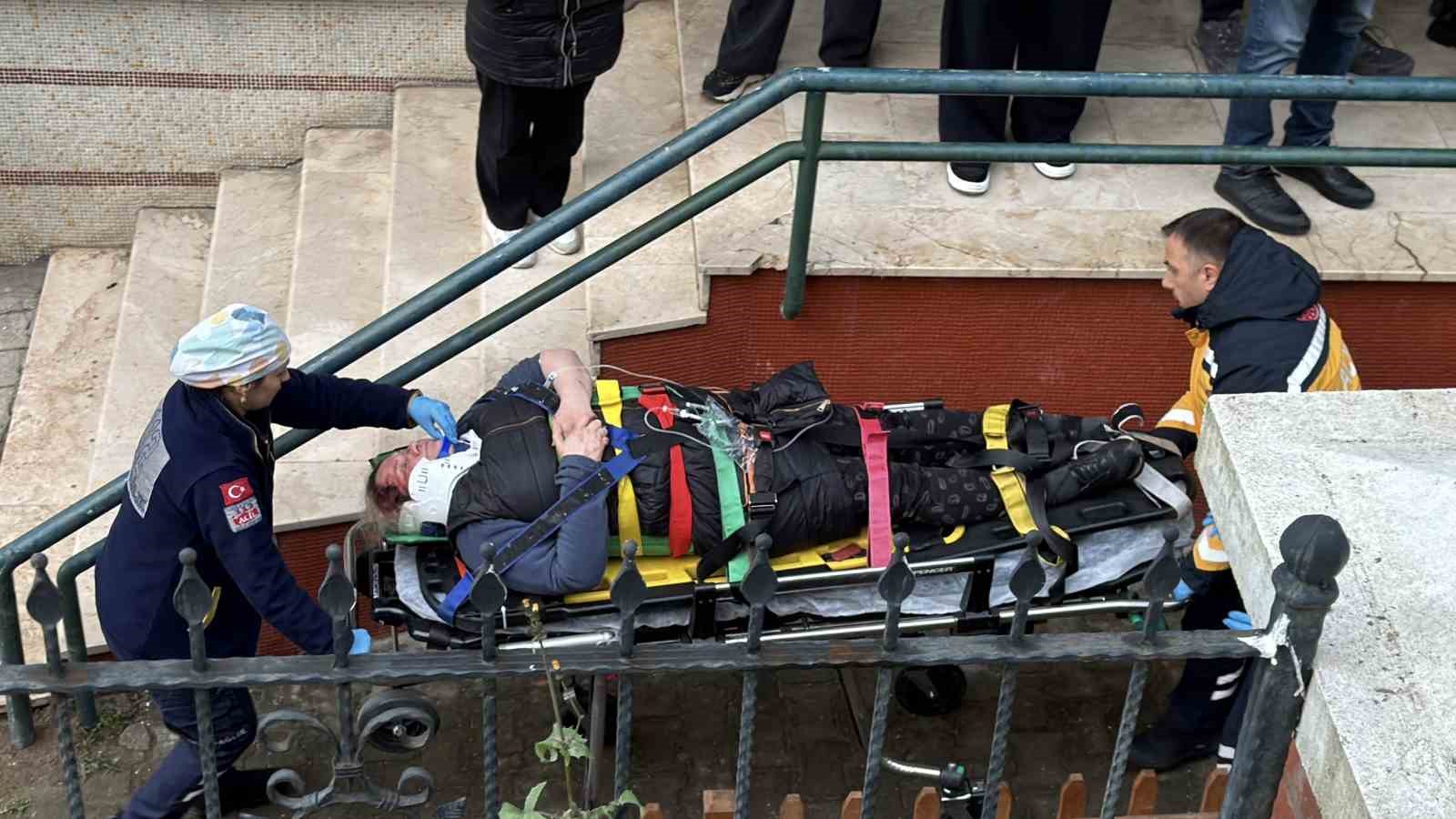 Trabzon’da kamyonet site bahçesine düştü: 2 yaralı
