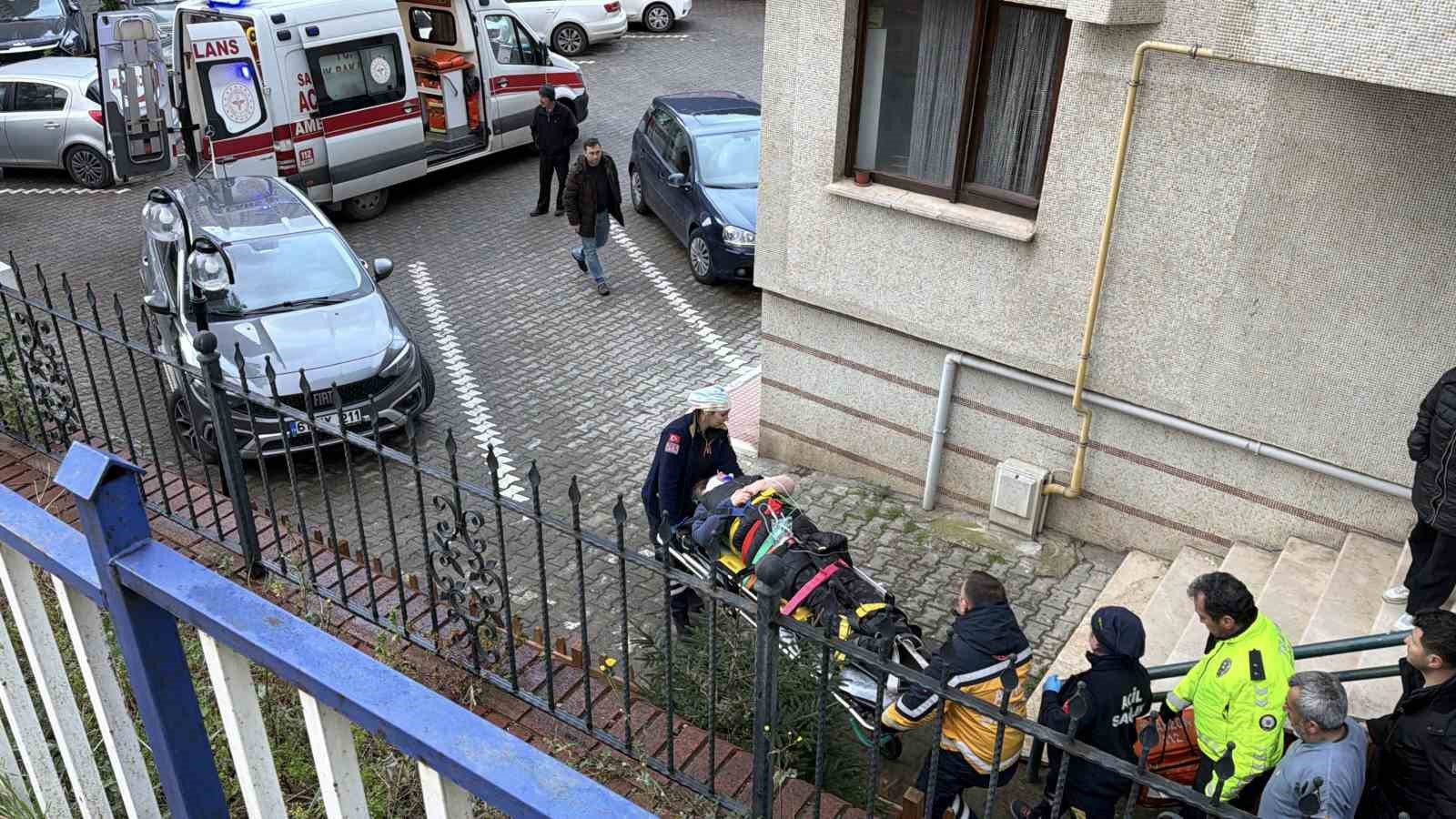 Trabzon’da kamyonet site bahçesine düştü: 2 yaralı
