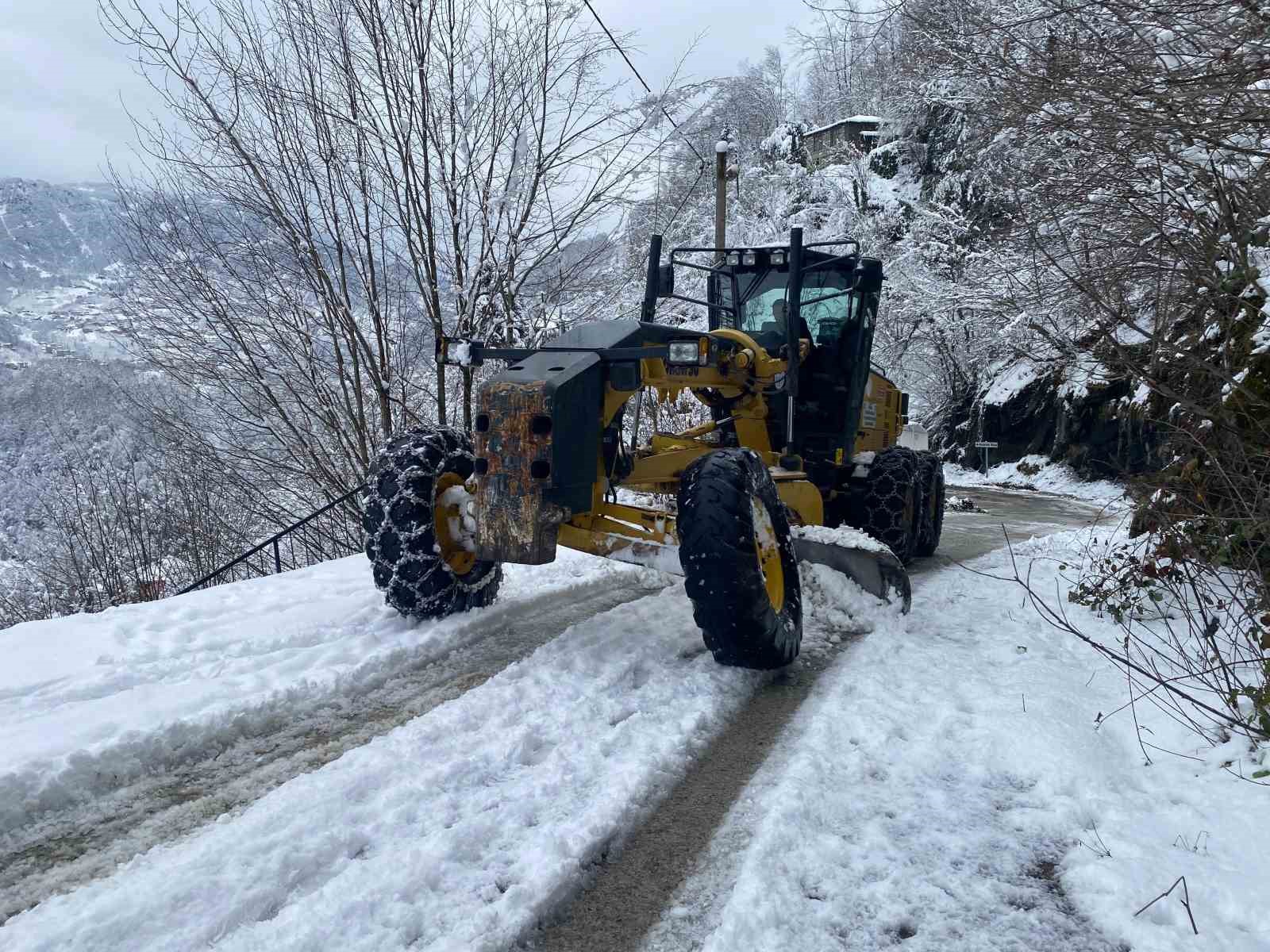 Trabzon’da kar yağışı nedeniyle kapanan mahalle yolları ulaşıma açılıyor
