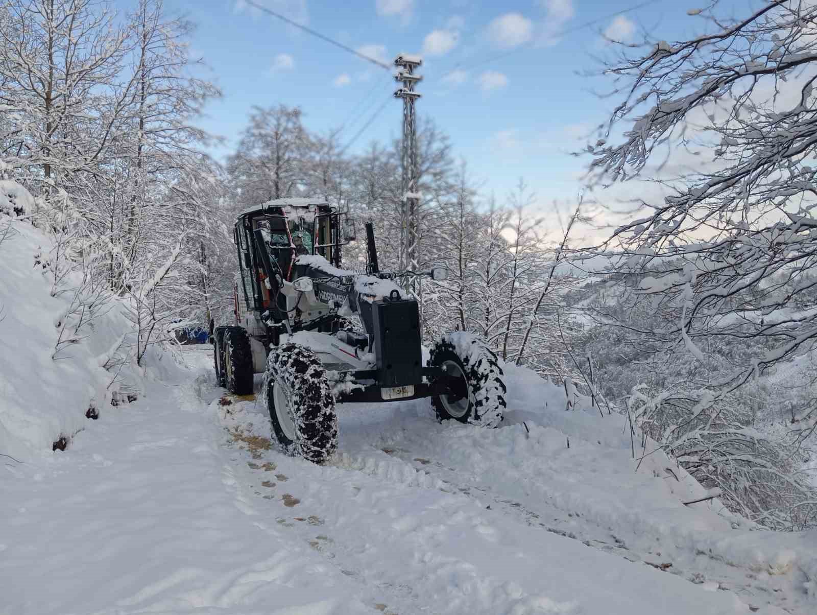 Trabzon’da kar yağışı nedeniyle kapanan mahalle yolları ulaşıma açılıyor

