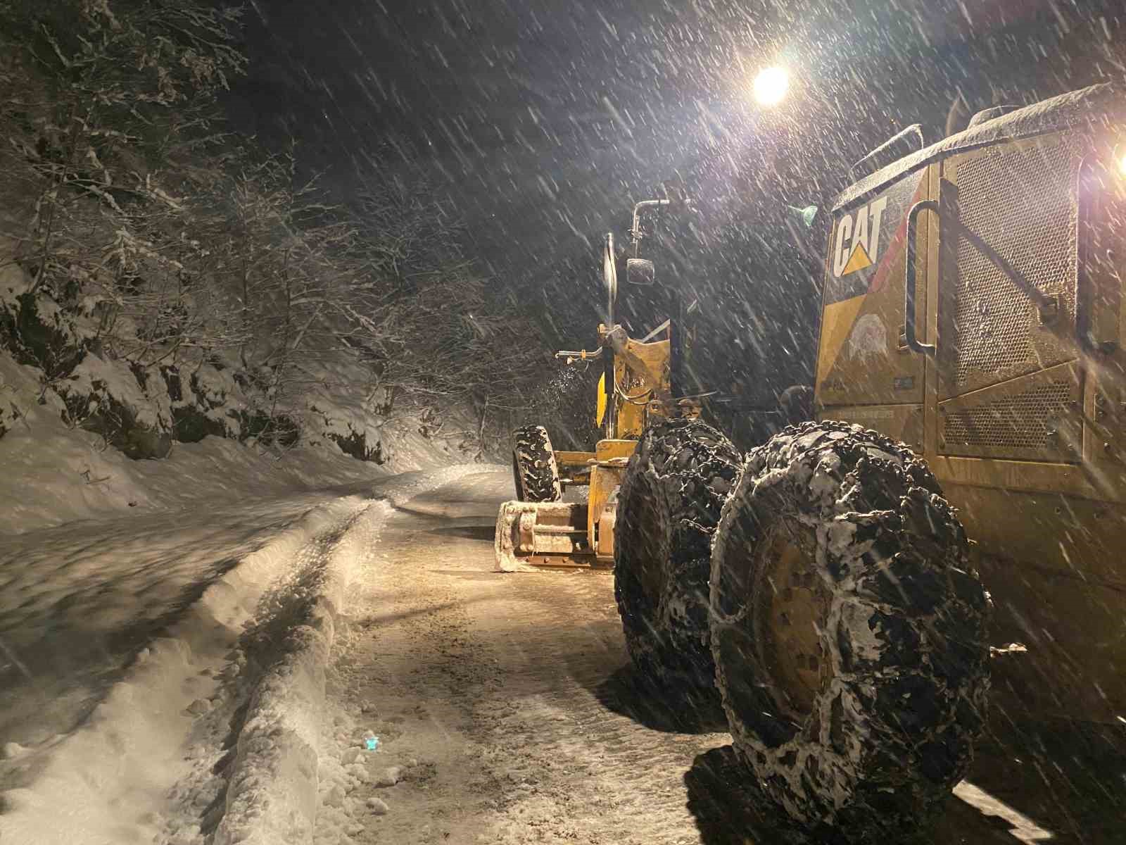 Trabzon’da karla mücadele ekipleri iş başında
