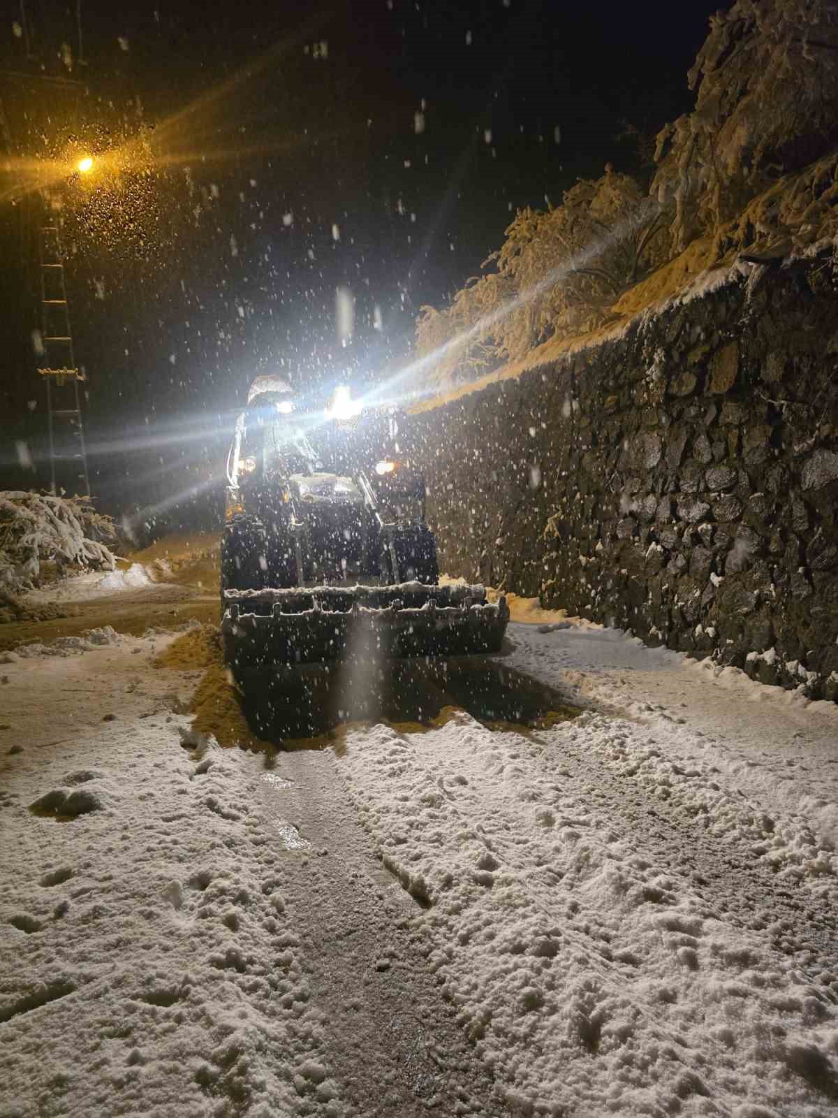 Trabzon’da karla mücadele ekipleri iş başında
