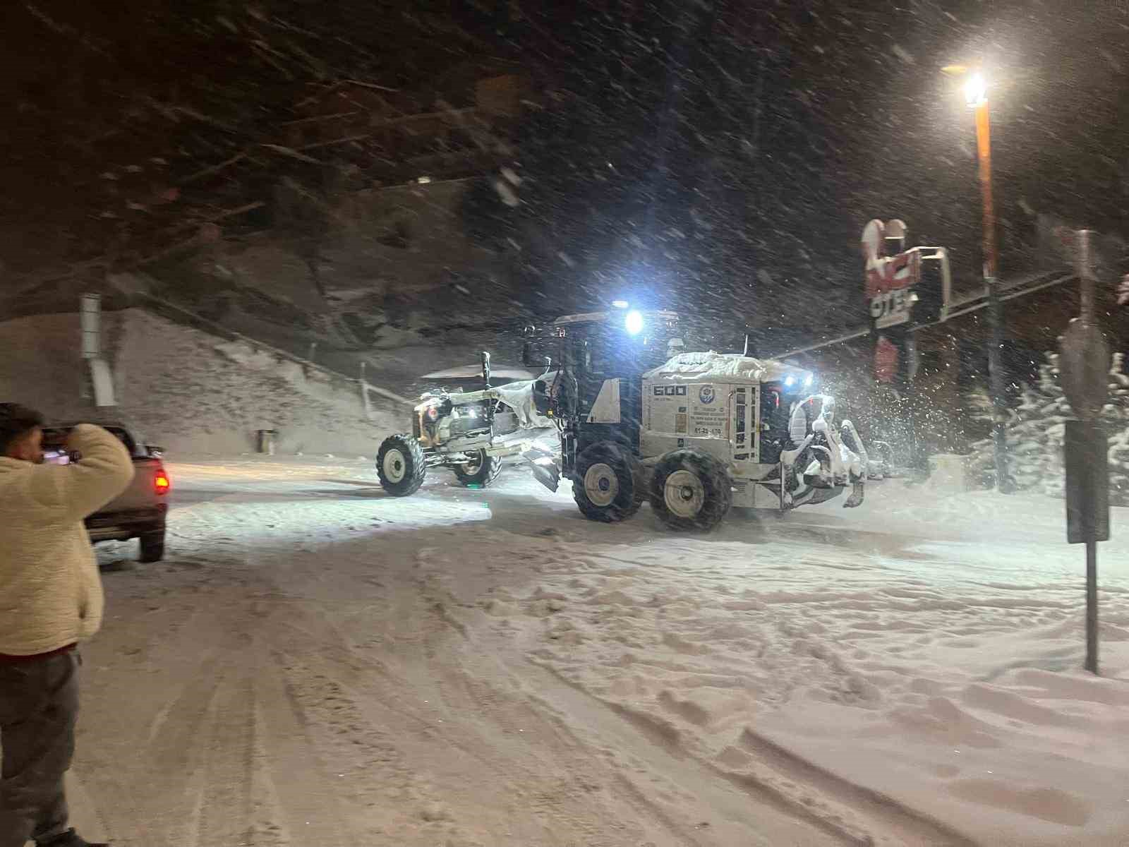 Trabzon’da karla mücadele ekipleri iş başında
Trabzon’da karla mücadele ekipleri iş başında