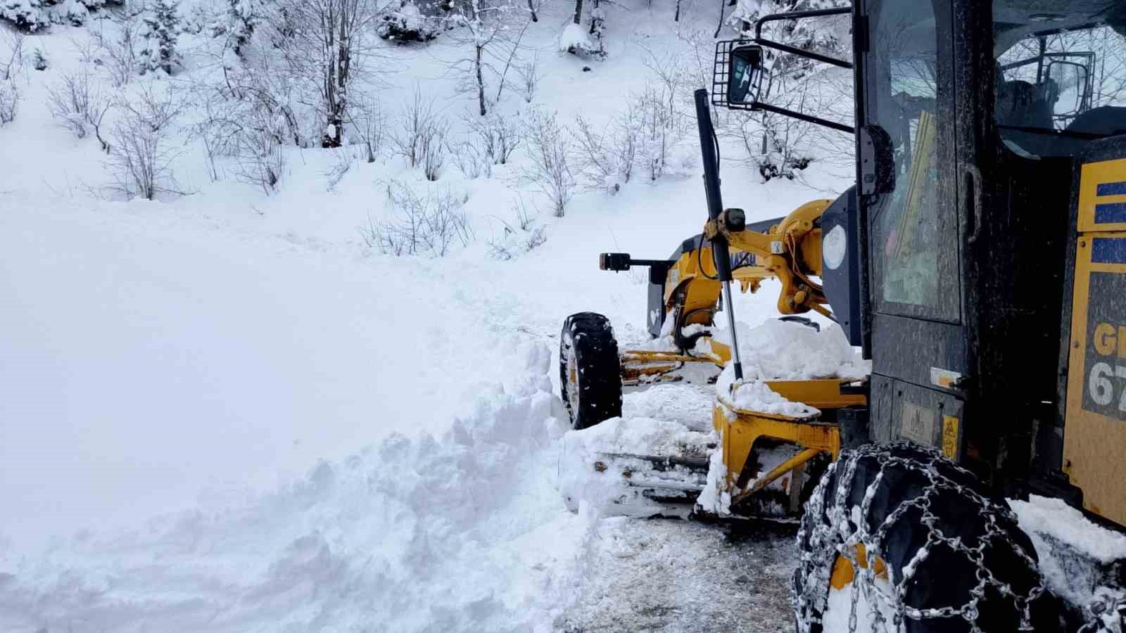 Trabzon’da karla mücadele sürüyor
