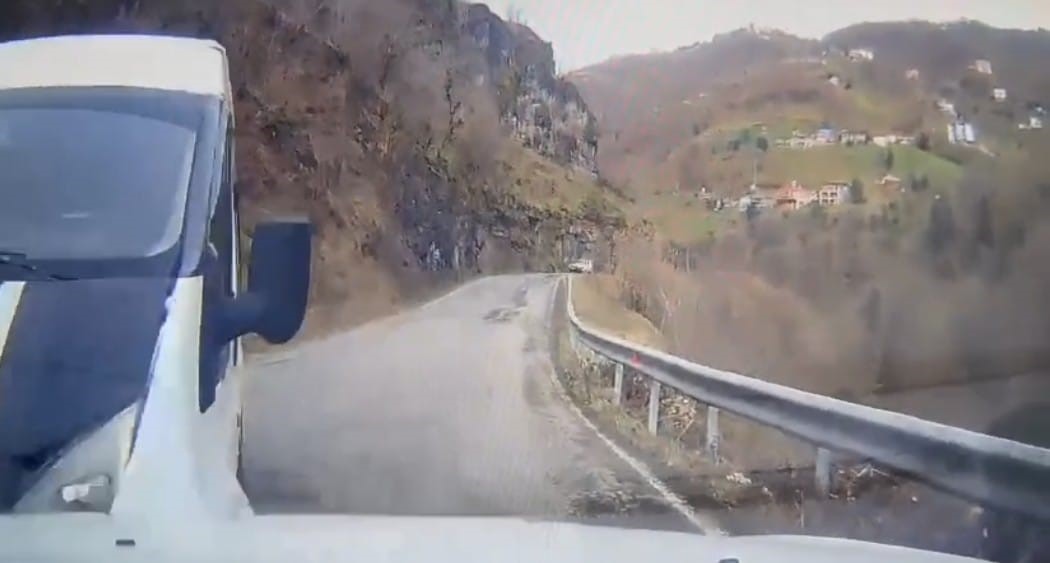 Trabzon’da öğrenci servisi kazası kamerada
