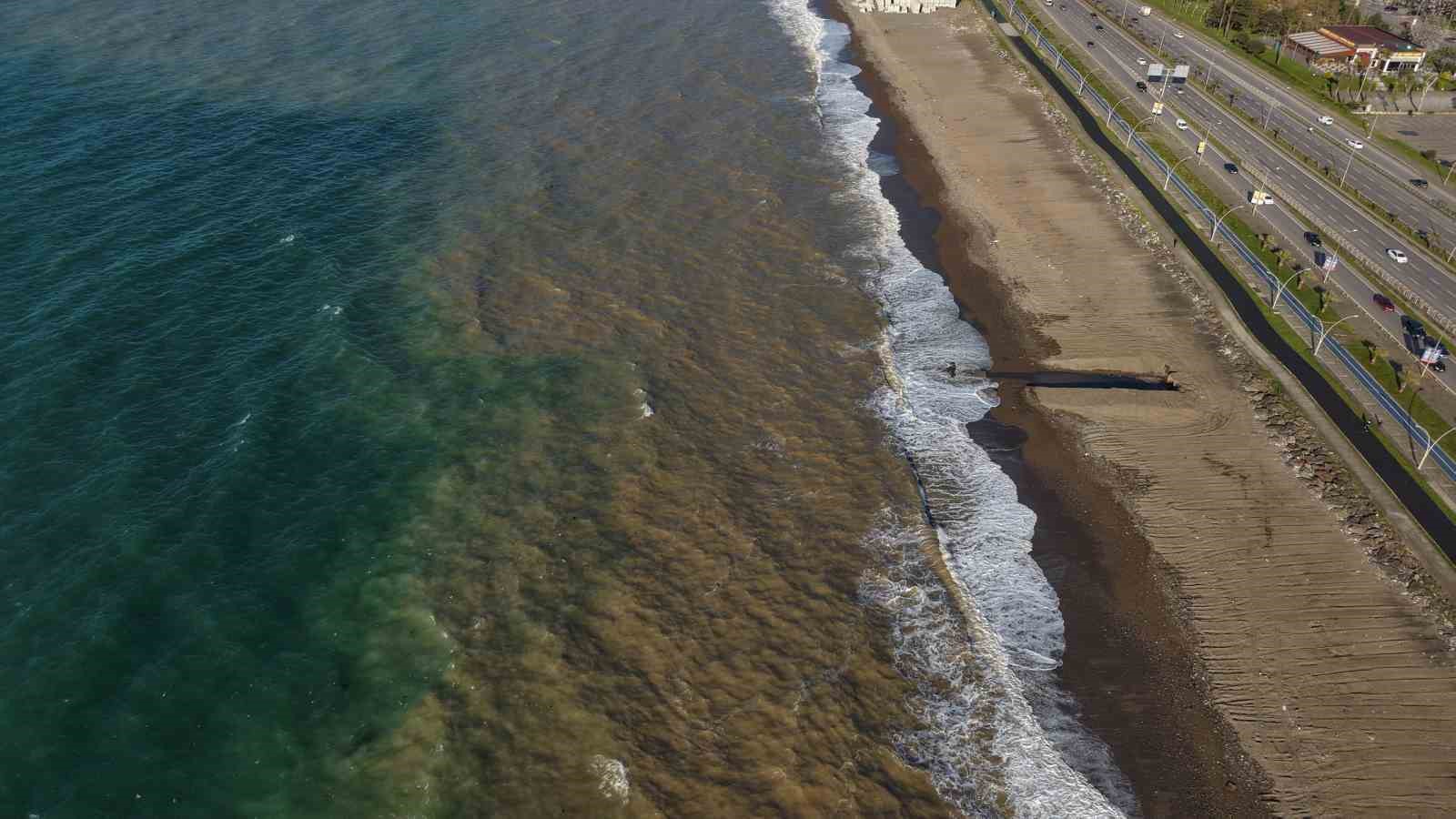 Trabzon’da sahil çamura bulandı
