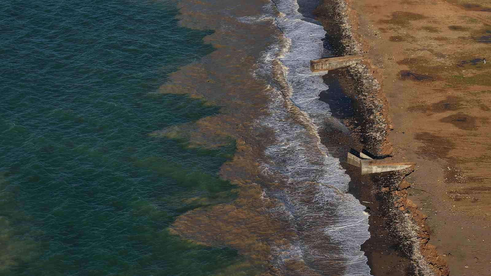 Trabzon’da sahil çamura bulandı
