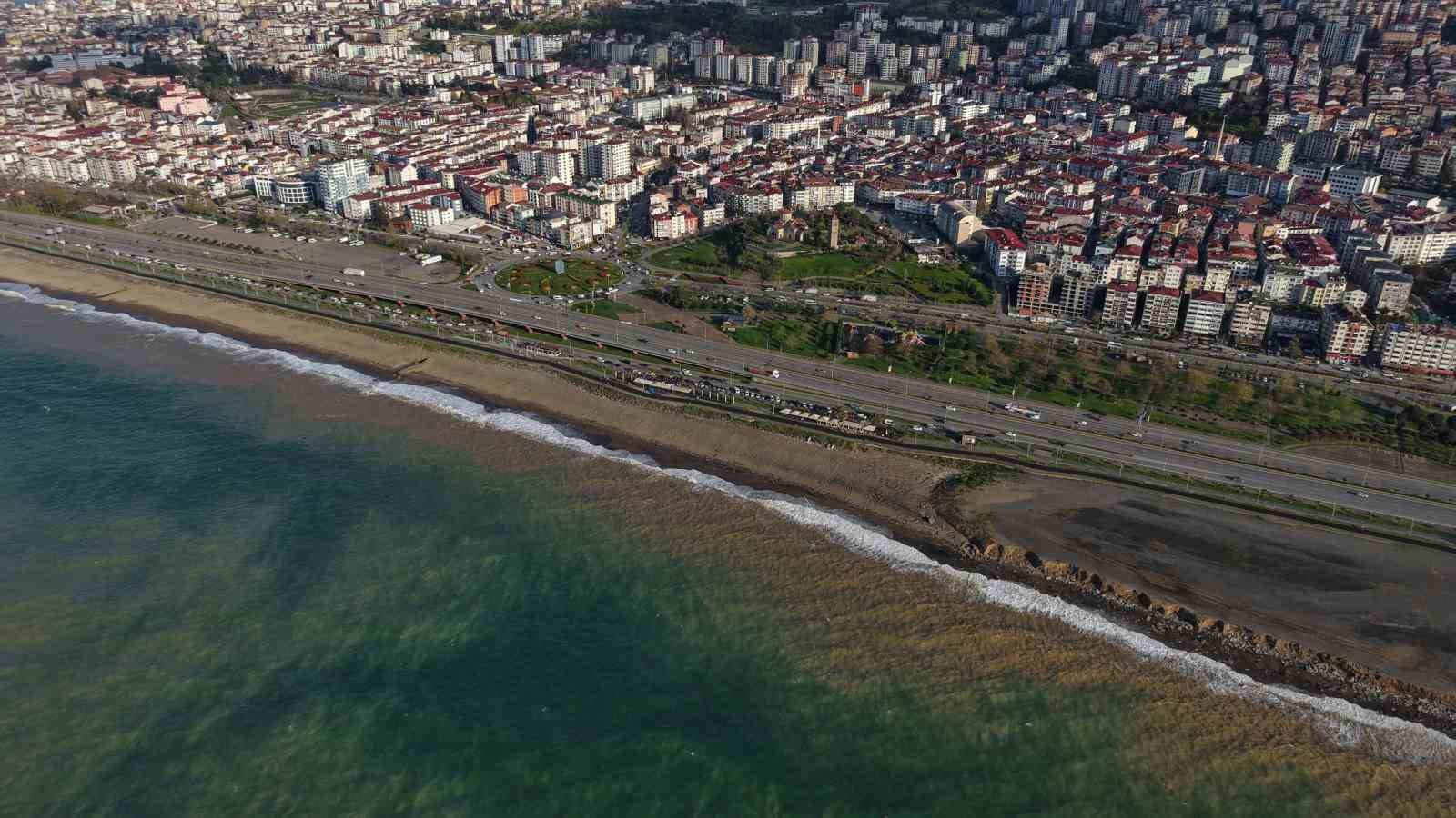 Trabzon’da sahil çamura bulandı
