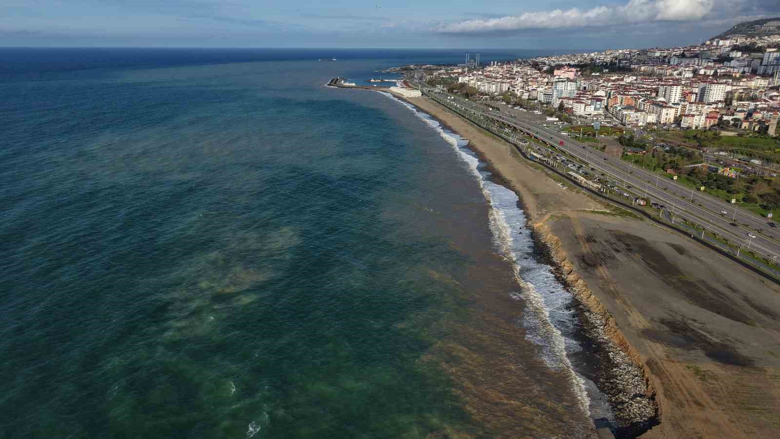 Trabzon’da sahil çamura bulandı
