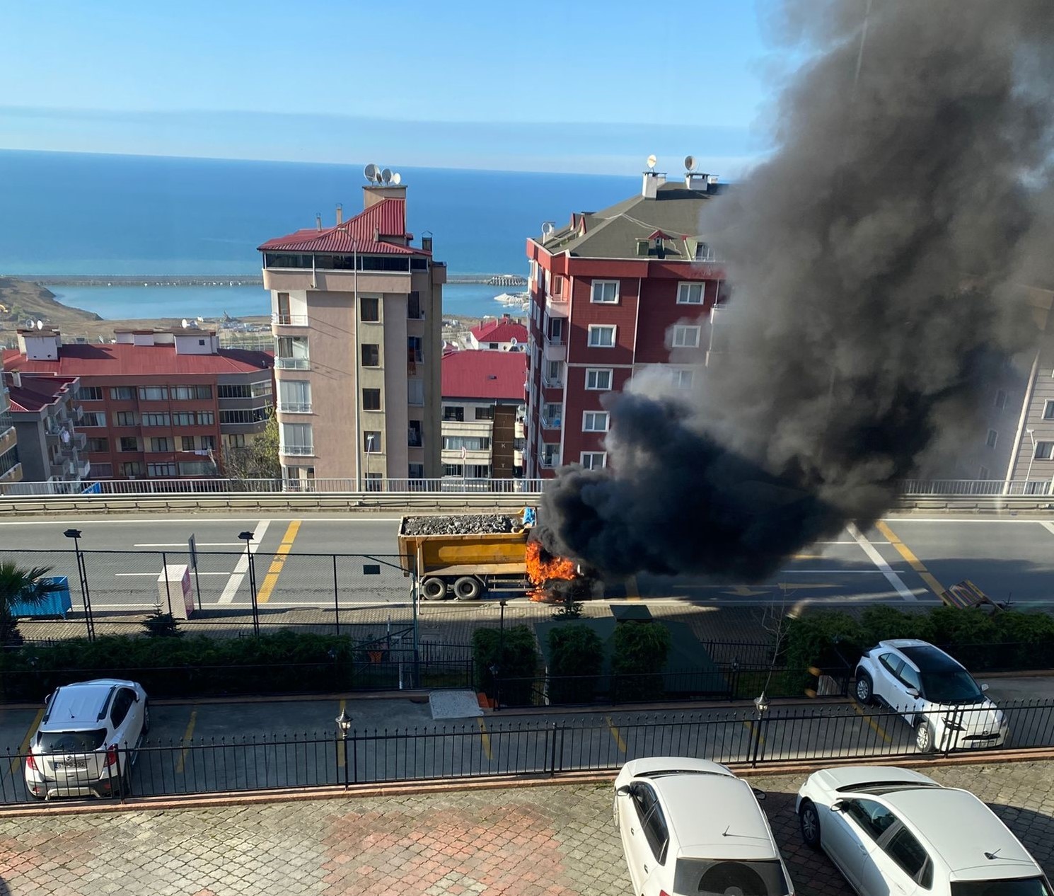 Trabzon’da taş kamyonu yangını korkuttu
