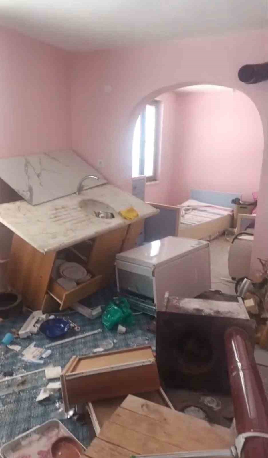 Trabzon’da yayla evine giren ayı ortalığı savaş alanına çevirmiş
