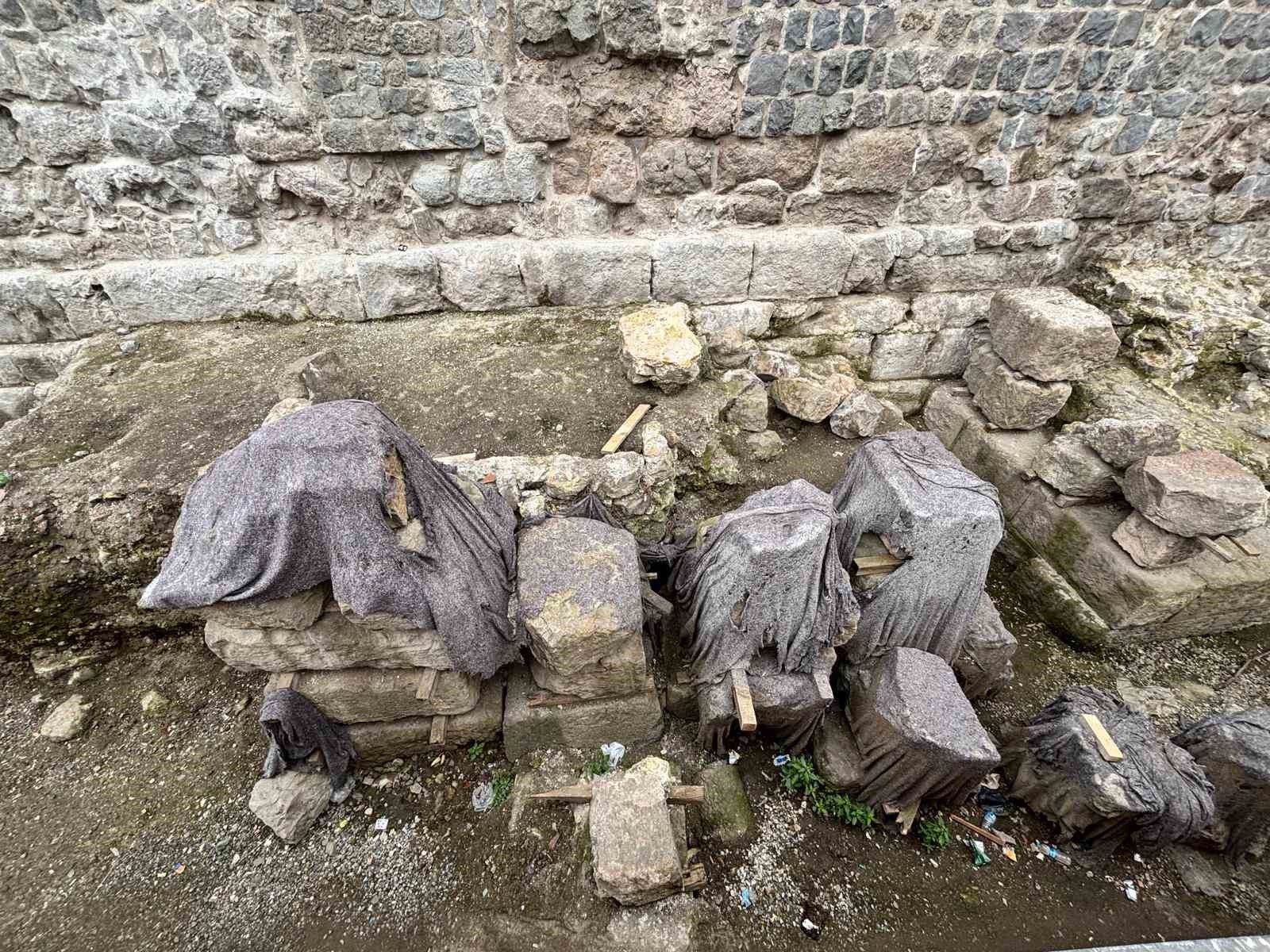 Trabzon’da zeminin 8 metre altından ‘dere limanı’ çıktı
