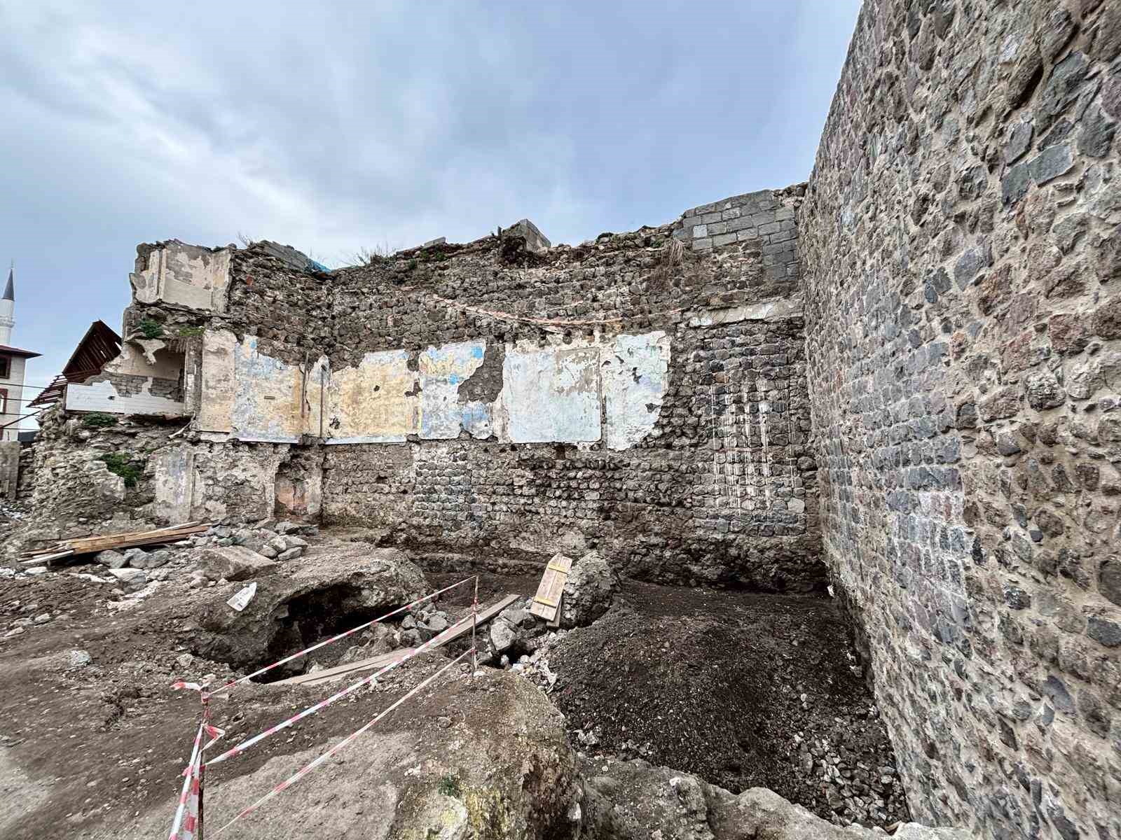 Trabzon’da zeminin 8 metre altından ‘dere limanı’ çıktı
