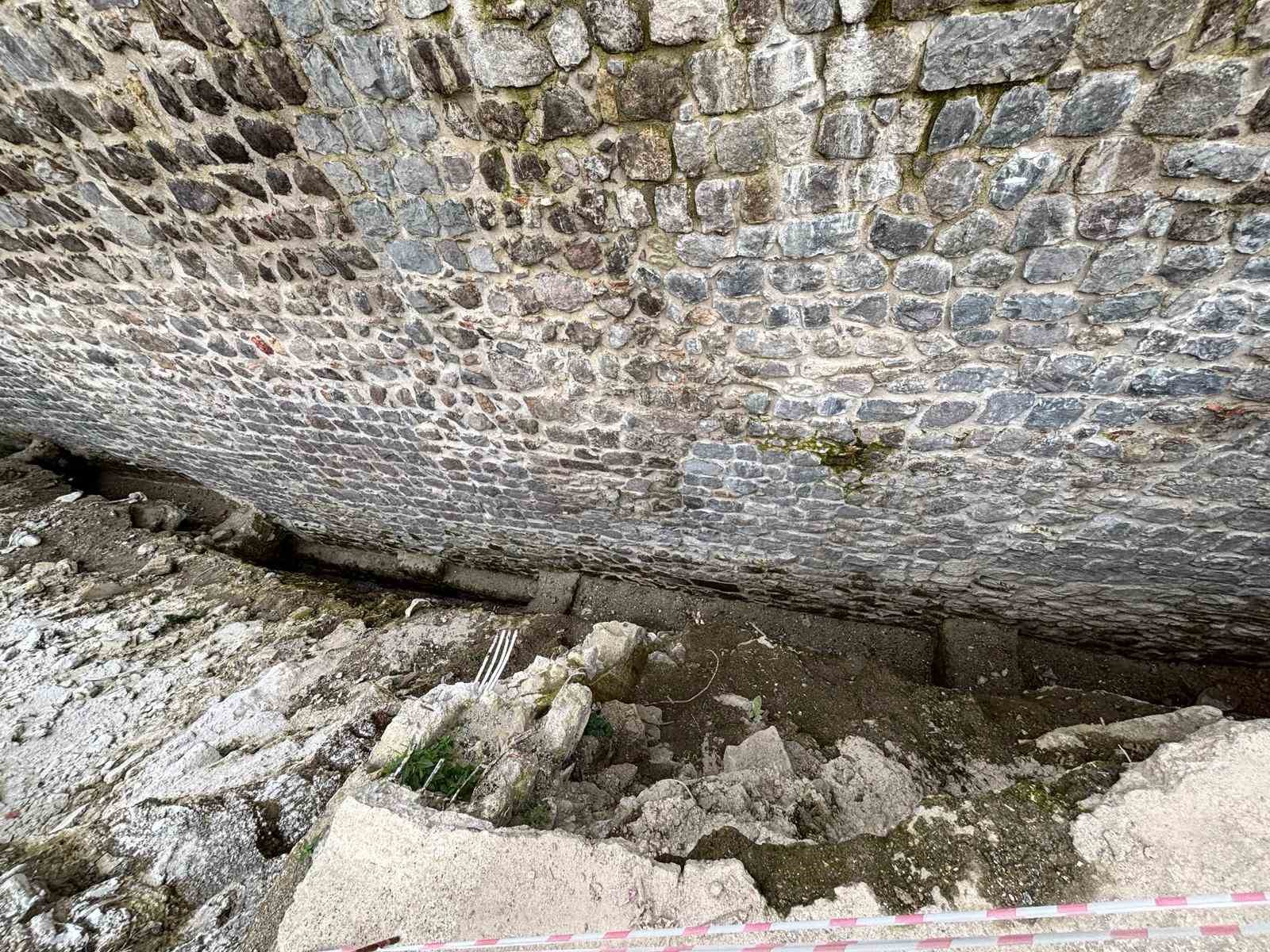 Trabzon’da zeminin 8 metre altından ‘dere limanı’ çıktı
