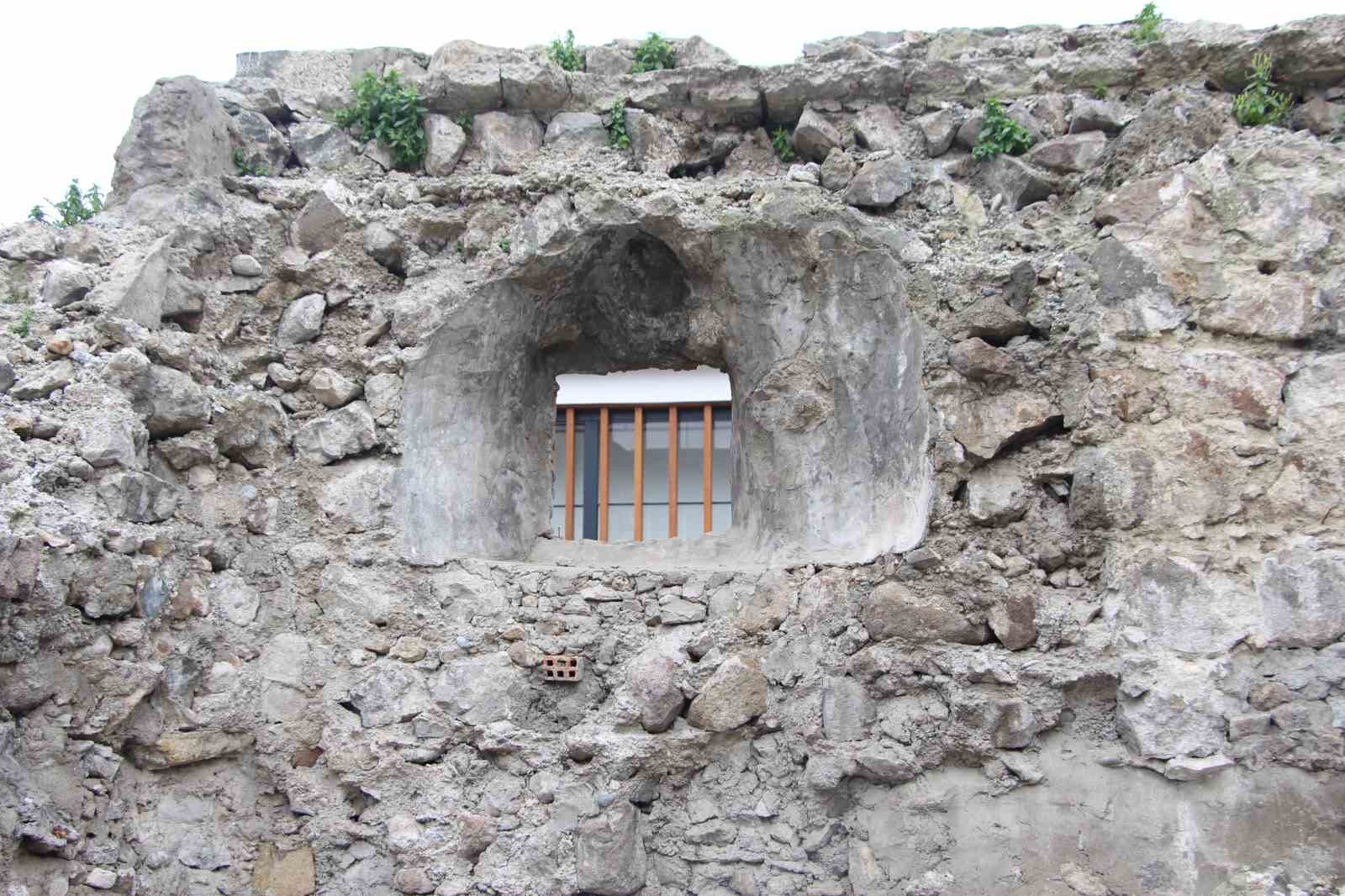 Trabzon’da zeminin 8 metre altından ‘dere limanı’ çıktı
