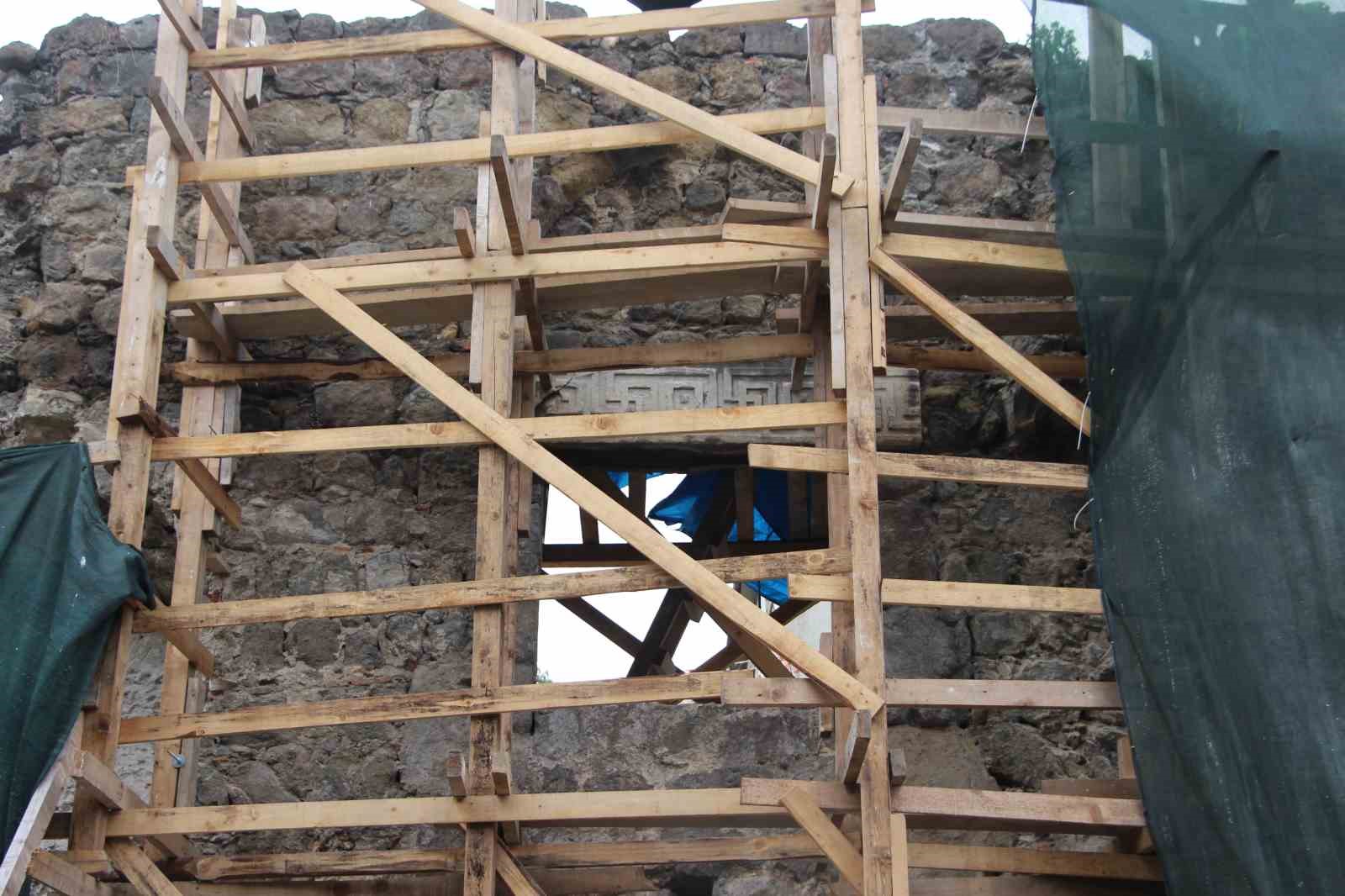 Trabzon’da zeminin 8 metre altından ‘dere limanı’ çıktı
