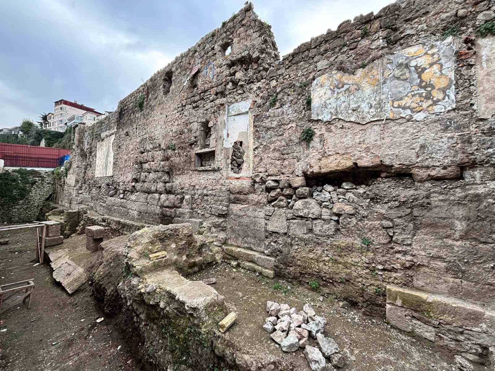 Trabzon’da zeminin 8 metre altından ‘dere limanı’ çıktı
