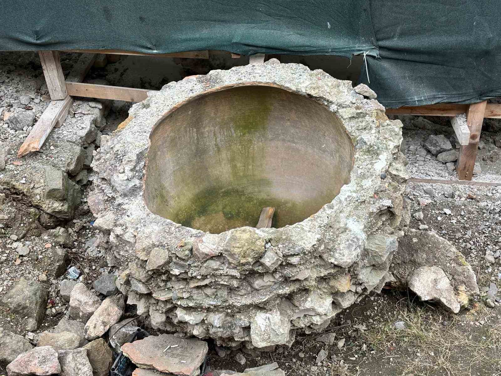 Trabzon’da zeminin 8 metre altından ‘dere limanı’ çıktı
