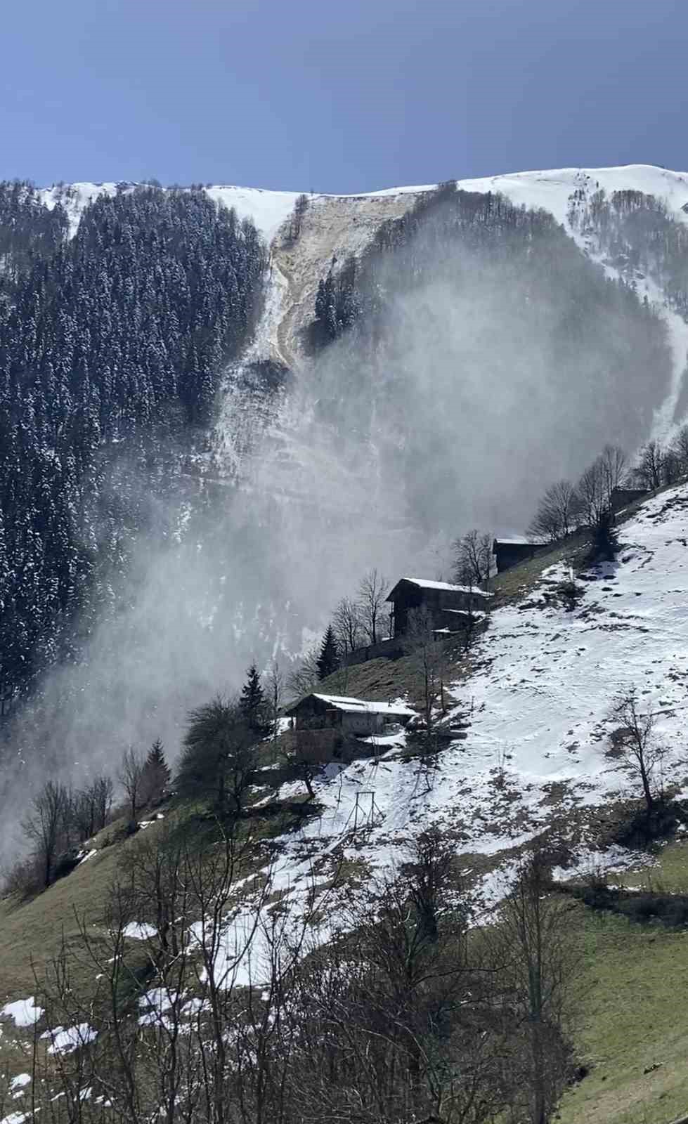 Trabzon’daki çığ anı cep telefonu kamerasına yansıdı
