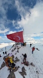 Trabzon’un en yüksek tepesindeki Türk bayrağı yenilendi

