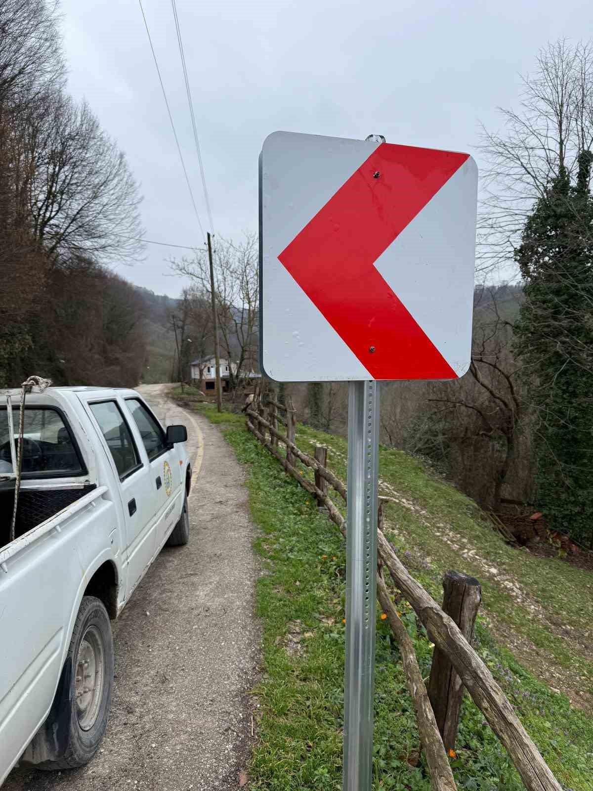 Trafik güvenliği için levhalar yerleştiriliyor

