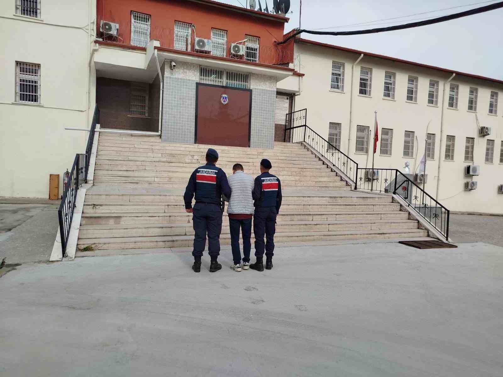 Trafik güvenliğini tehlikeye sokmaktan aranan şahıs yakalandı
