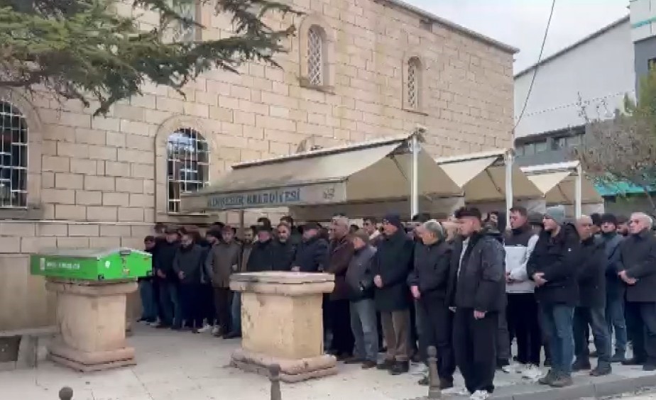Trafik kazasında hayatını kaybeden gencin amcası: "Kazanın olduğu çukur saatler sonra kapatıldı"
