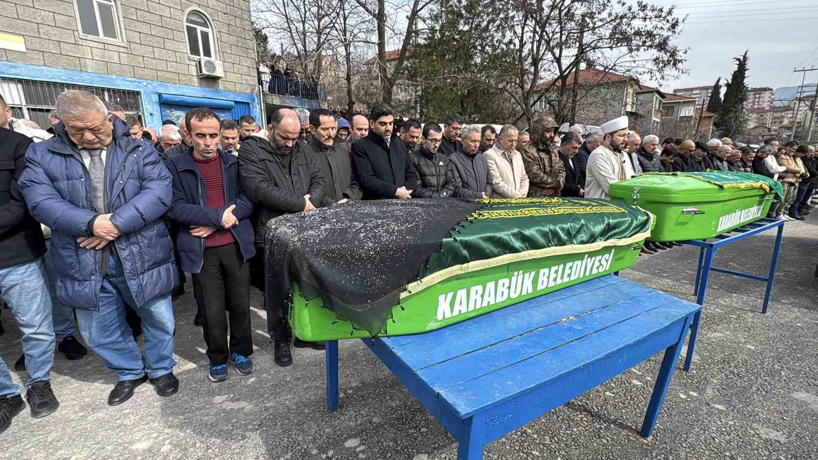 Trafik kazasında hayatını kaybeden karı-koca toprağa verildi
