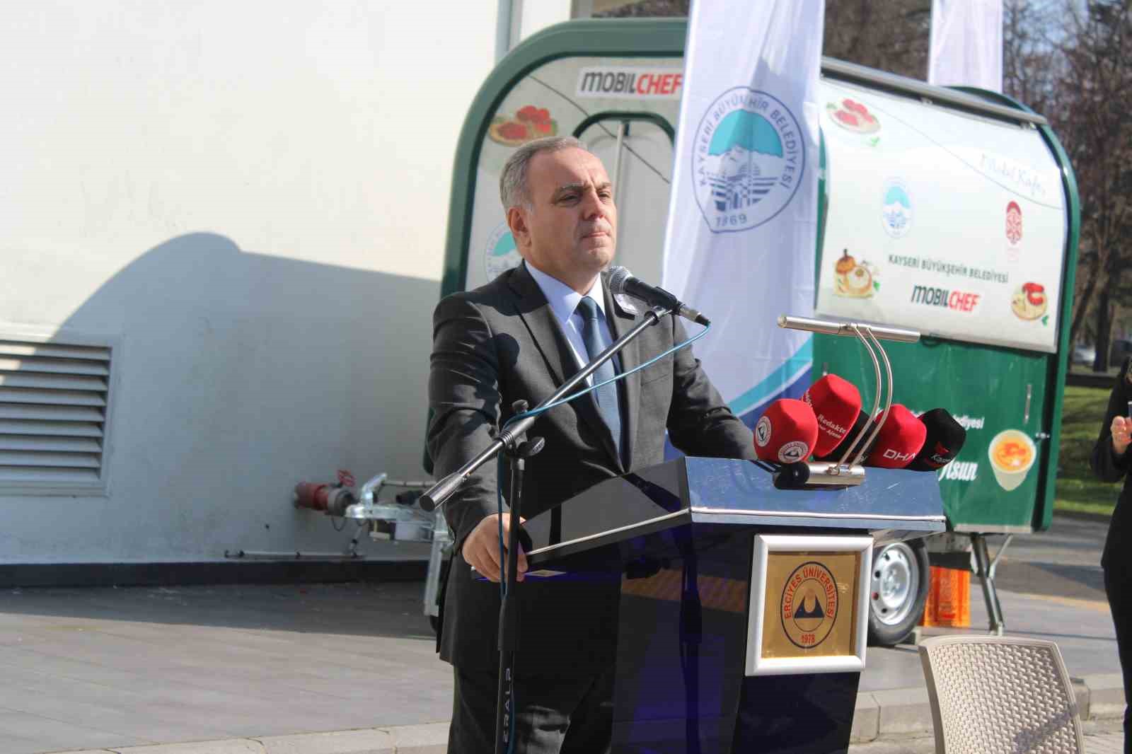 Trafik kazasında hayatını kaybeden Yaren, okuduğu fakültede anıldı
