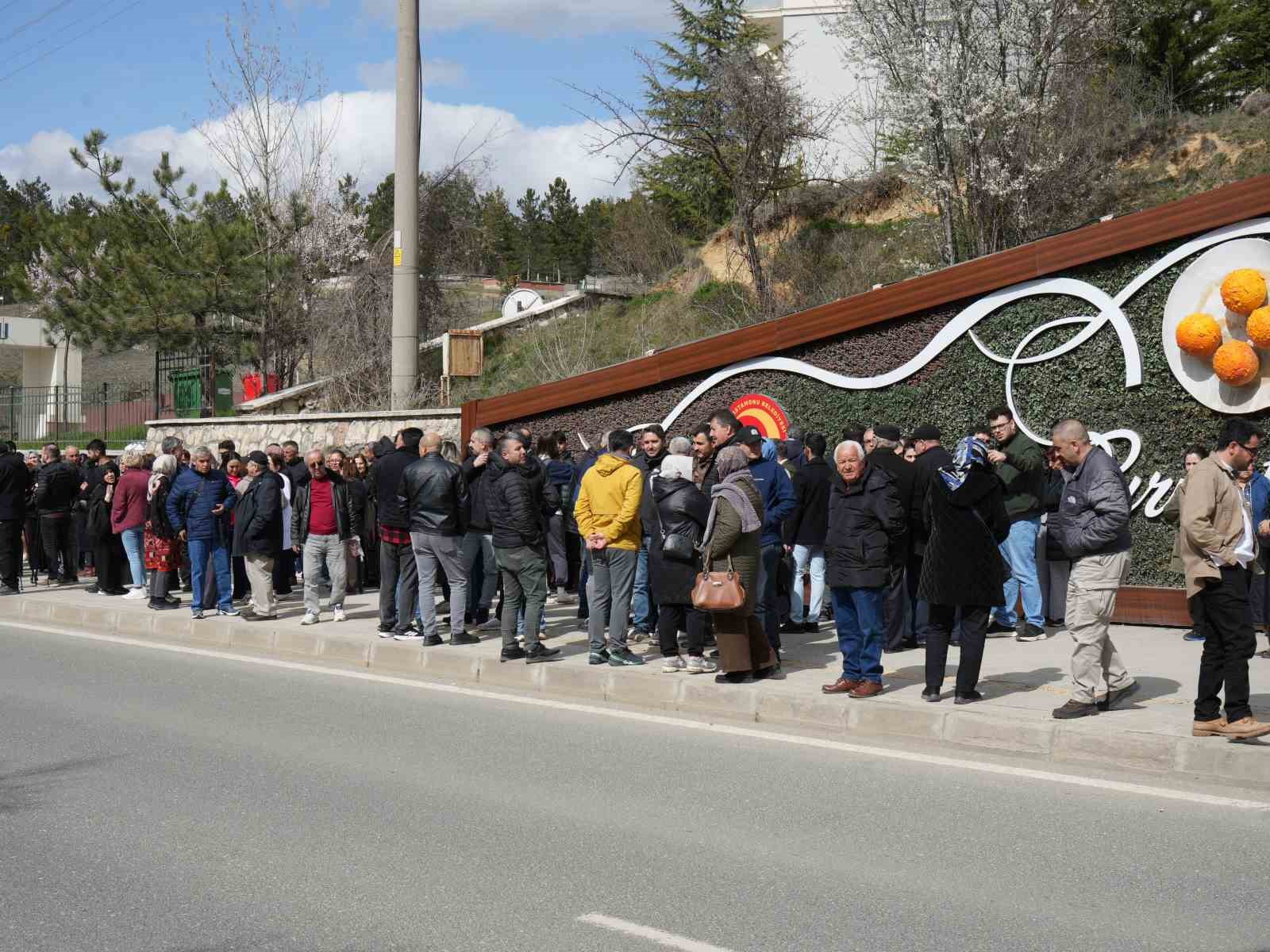 Trafik kazasında ölen 16 yaşındaki Yağmur’un acılı ailesinden bilirkişi raporuna tepki
Trafik kazasında ölen 16 yaşındaki Yağmur’un acılı ailesinden bilirkişi raporuna tepki