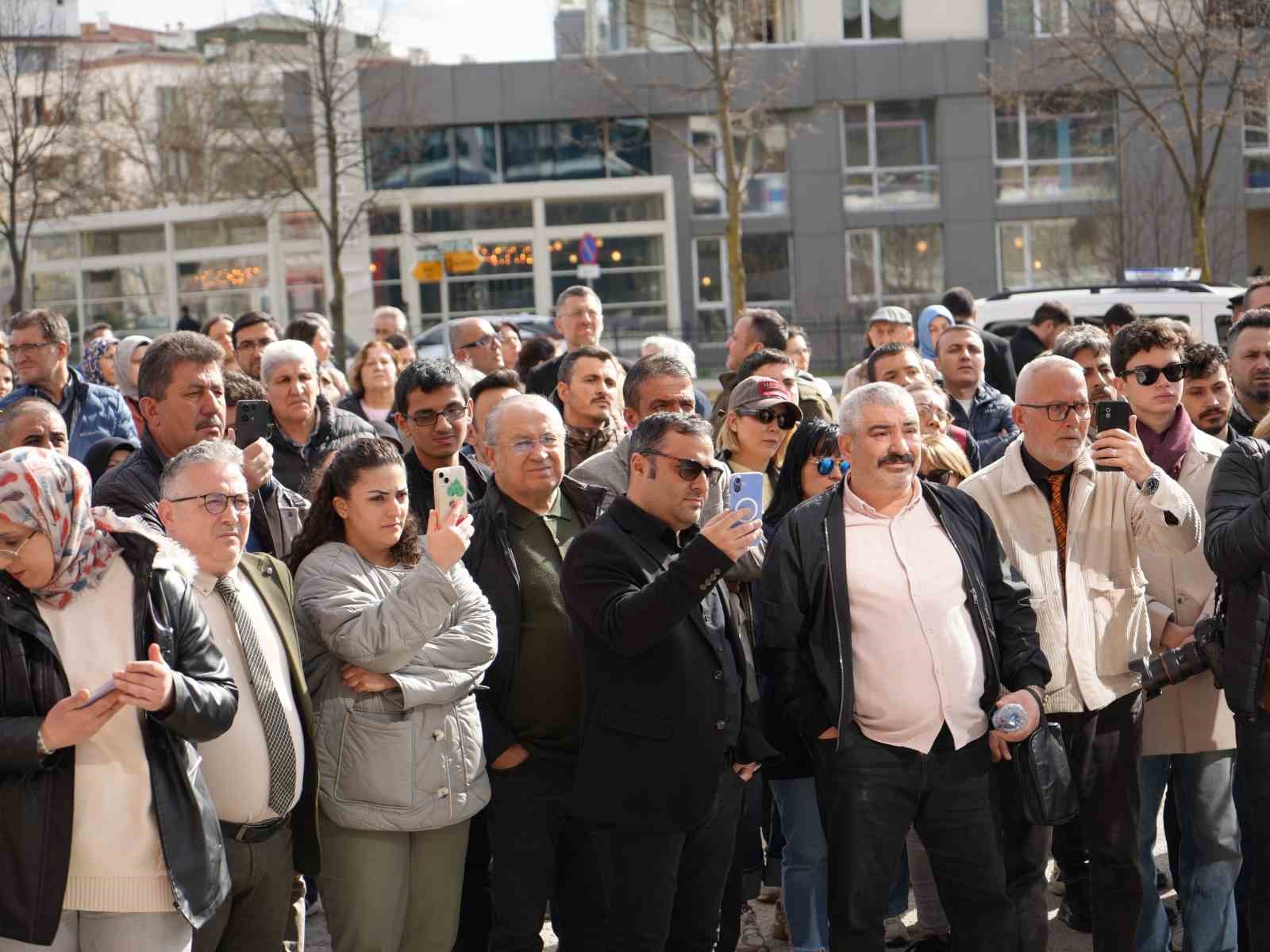 Trafik kazasında ölen 16 yaşındaki Yağmur’un acılı ailesinden bilirkişi raporuna tepki
Trafik kazasında ölen 16 yaşındaki Yağmur’un acılı ailesinden bilirkişi raporuna tepki