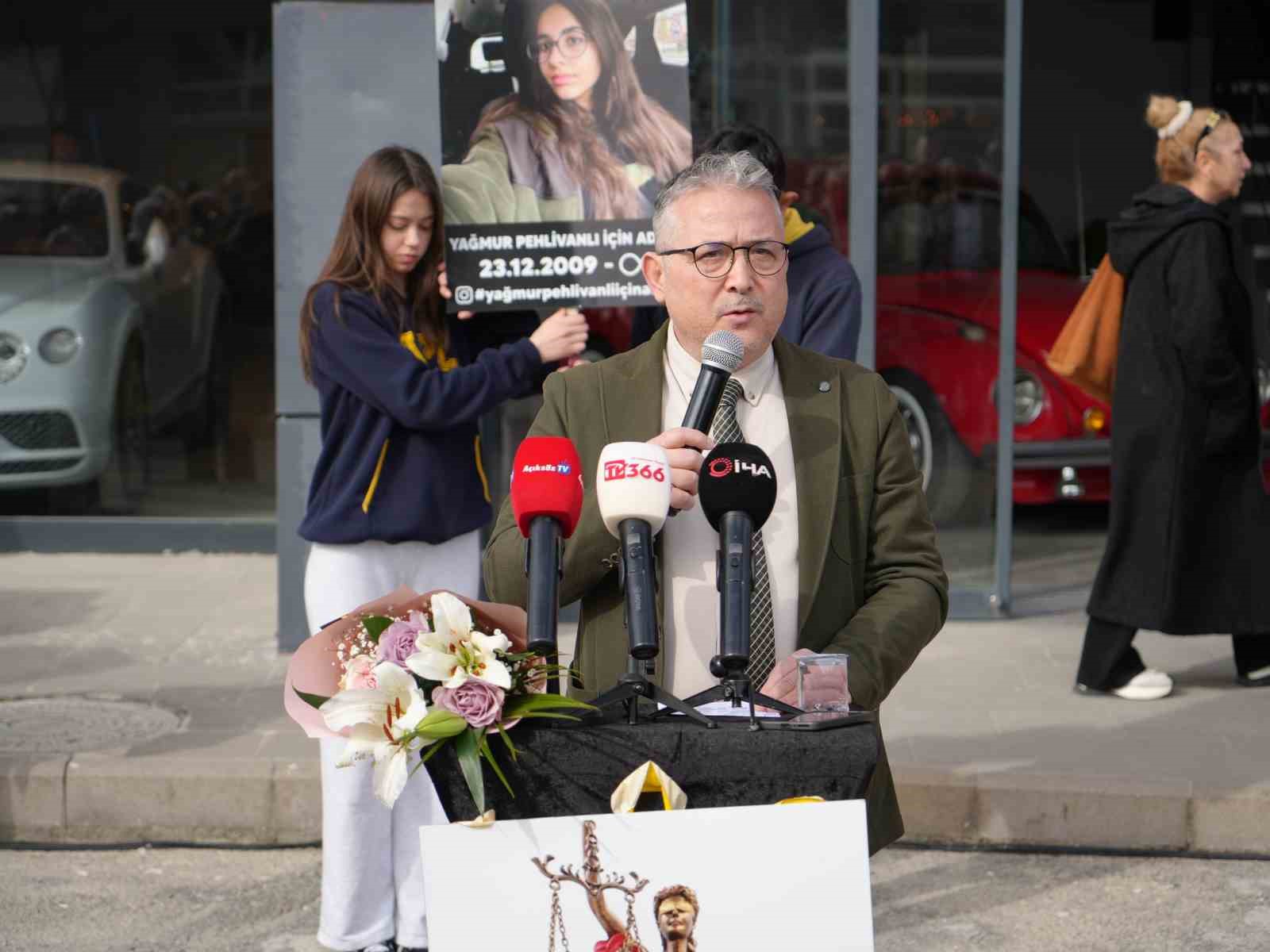 Trafik kazasında ölen 16 yaşındaki Yağmur’un acılı ailesinden bilirkişi raporuna tepki
Trafik kazasında ölen 16 yaşındaki Yağmur’un acılı ailesinden bilirkişi raporuna tepki