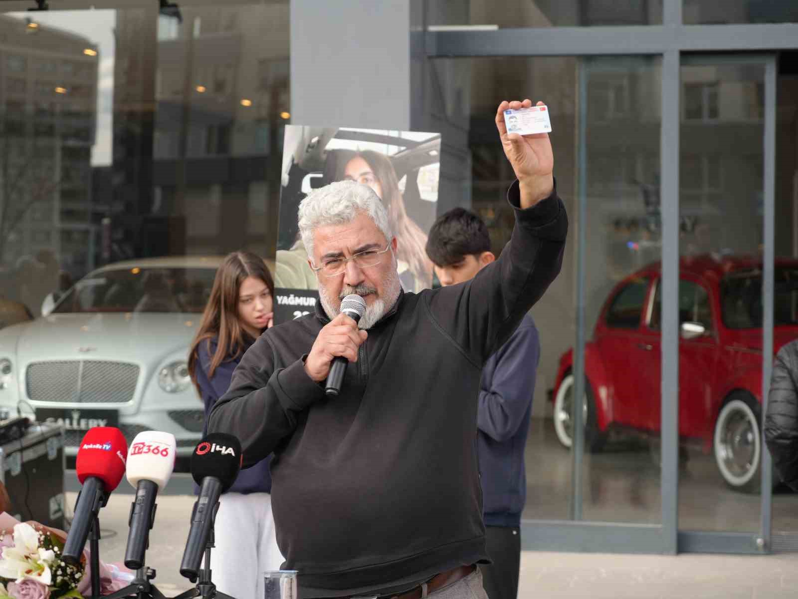 Trafik kazasında ölen 16 yaşındaki Yağmur’un acılı ailesinden bilirkişi raporuna tepki
Trafik kazasında ölen 16 yaşındaki Yağmur’un acılı ailesinden bilirkişi raporuna tepki