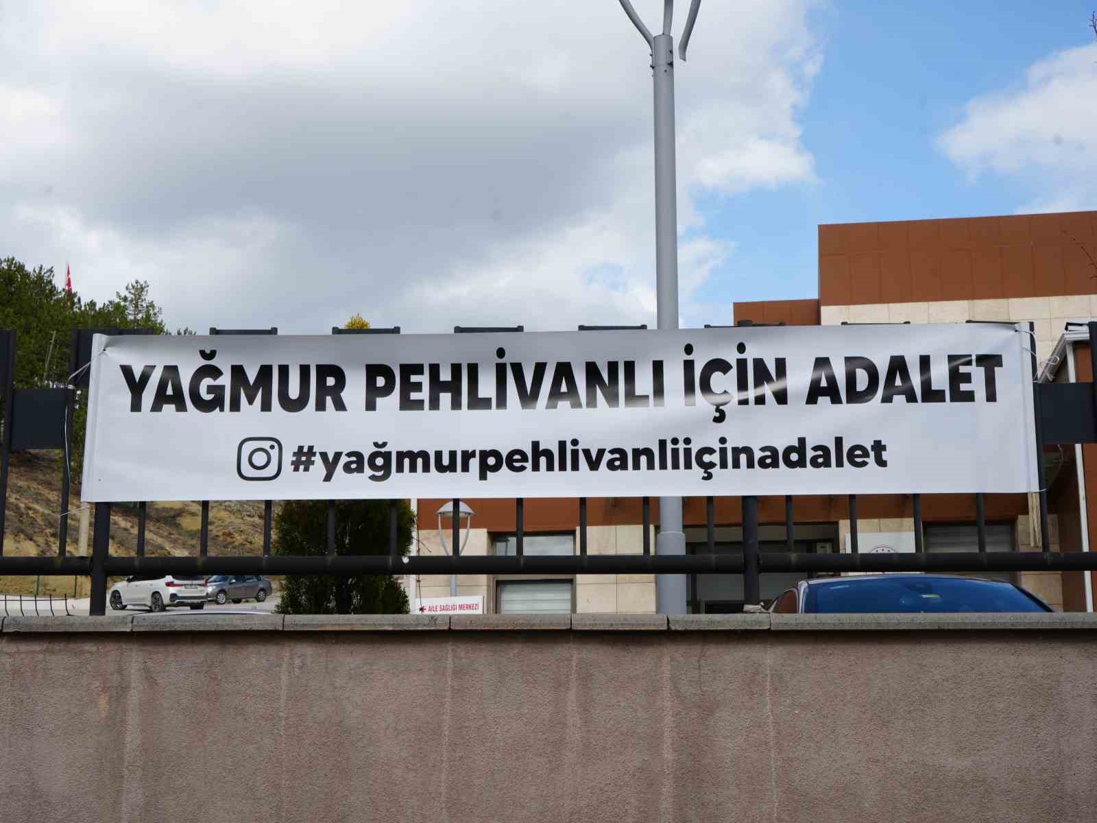 Trafik kazasında ölen 16 yaşındaki Yağmur’un acılı ailesinden bilirkişi raporuna tepki
Trafik kazasında ölen 16 yaşındaki Yağmur’un acılı ailesinden bilirkişi raporuna tepki