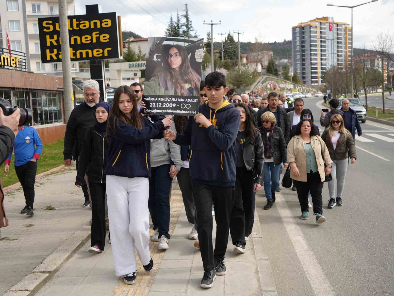 Trafik kazasında ölen 16 yaşındaki Yağmur’un acılı ailesinden bilirkişi raporuna tepki
Trafik kazasında ölen 16 yaşındaki Yağmur’un acılı ailesinden bilirkişi raporuna tepki