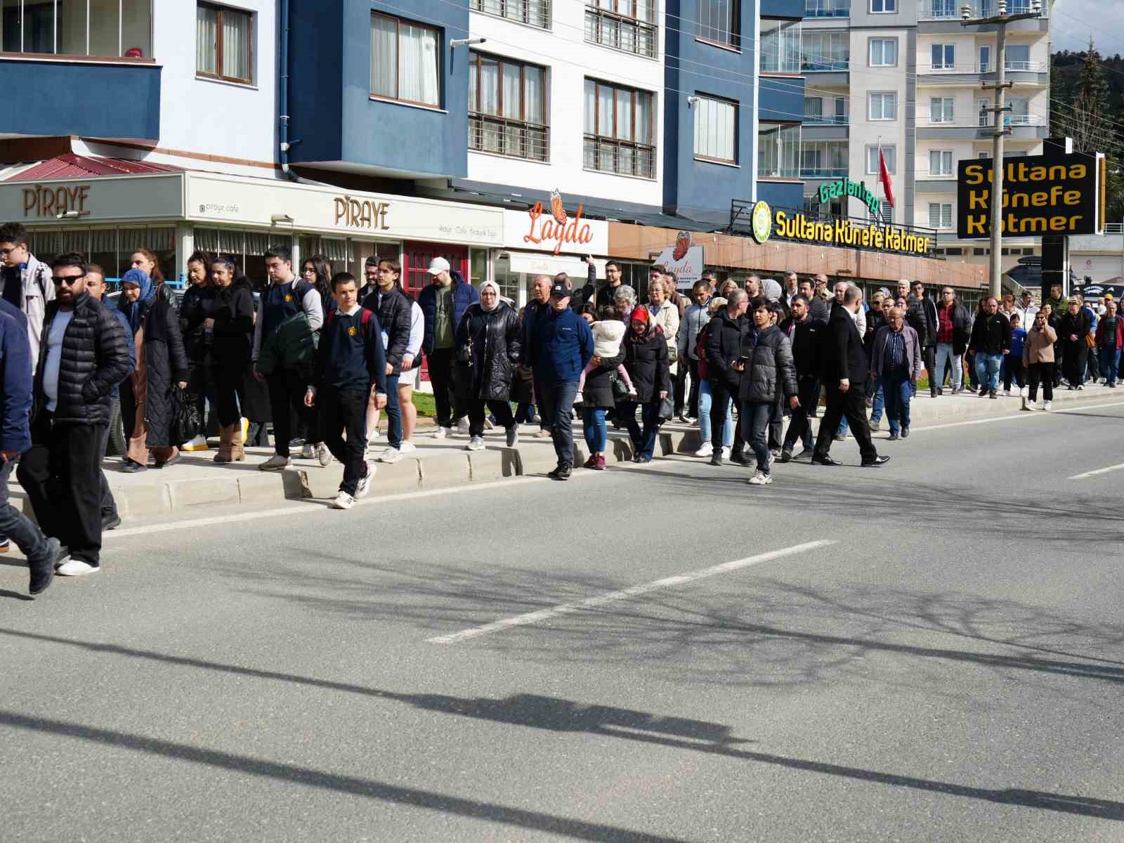 Trafik kazasında ölen 16 yaşındaki Yağmur’un acılı ailesinden bilirkişi raporuna tepki
Trafik kazasında ölen 16 yaşındaki Yağmur’un acılı ailesinden bilirkişi raporuna tepki