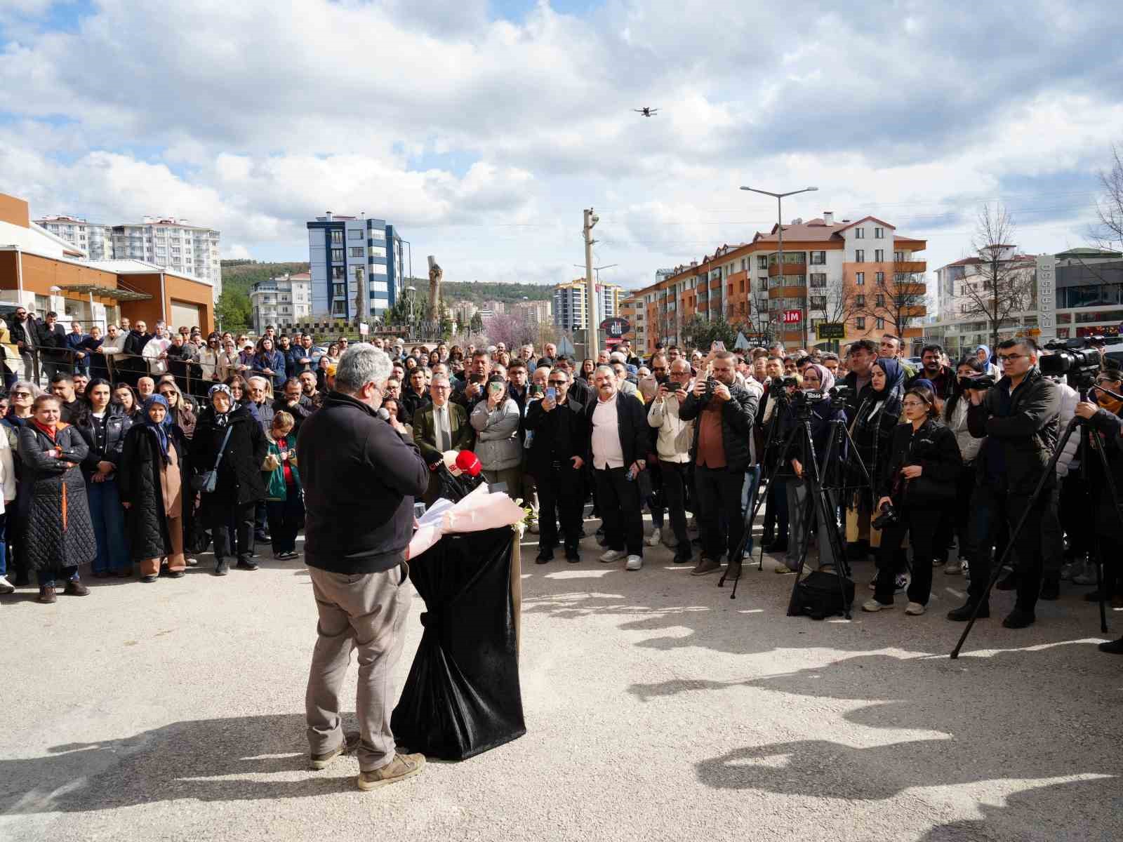 Trafik kazasında ölen 16 yaşındaki Yağmur’un acılı ailesinden bilirkişi raporuna tepki
Trafik kazasında ölen 16 yaşındaki Yağmur’un acılı ailesinden bilirkişi raporuna tepki
