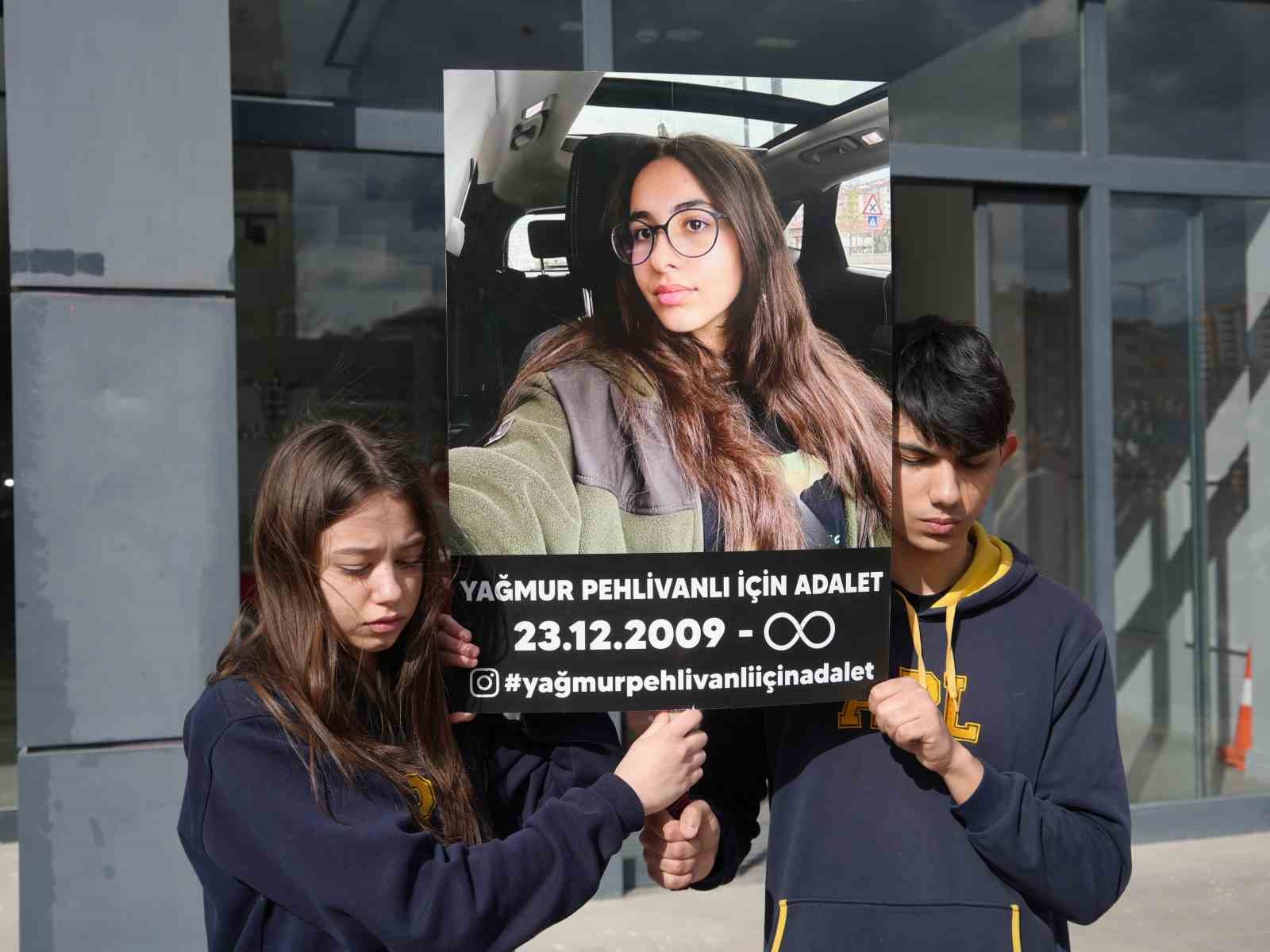 Trafik kazasında ölen 16 yaşındaki Yağmur’un acılı ailesinden bilirkişi raporuna tepki
Trafik kazasında ölen 16 yaşındaki Yağmur’un acılı ailesinden bilirkişi raporuna tepki