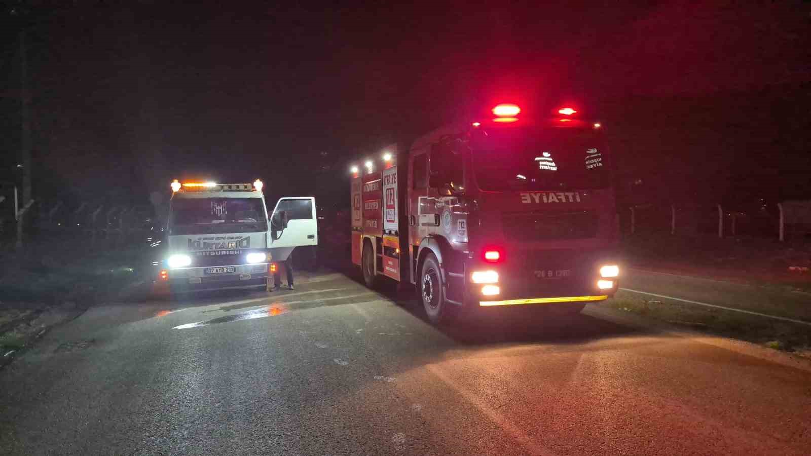 Trafik kazasında tırın altına aldığı otomobil, oto kurtarma aracının üzerinde alev aldı
