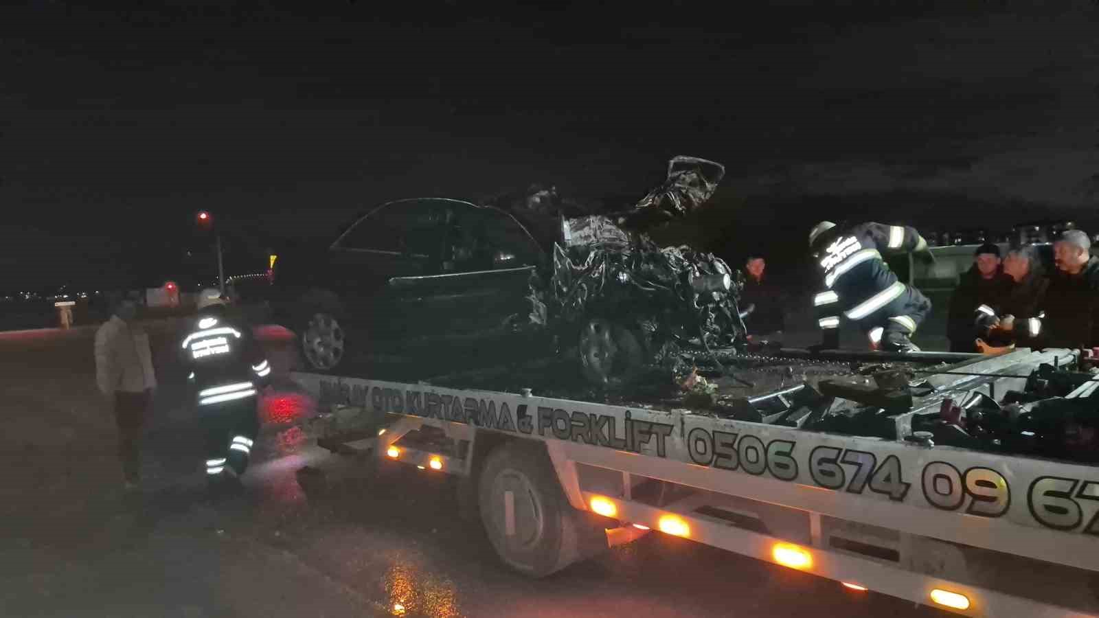 Trafik kazasında tırın altına aldığı otomobil, oto kurtarma aracının üzerinde alev aldı
