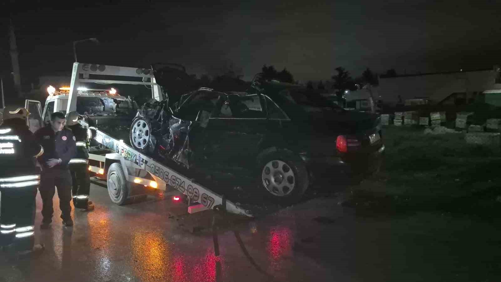 Trafik kazasında tırın altına aldığı otomobil, oto kurtarma aracının üzerinde alev aldı
