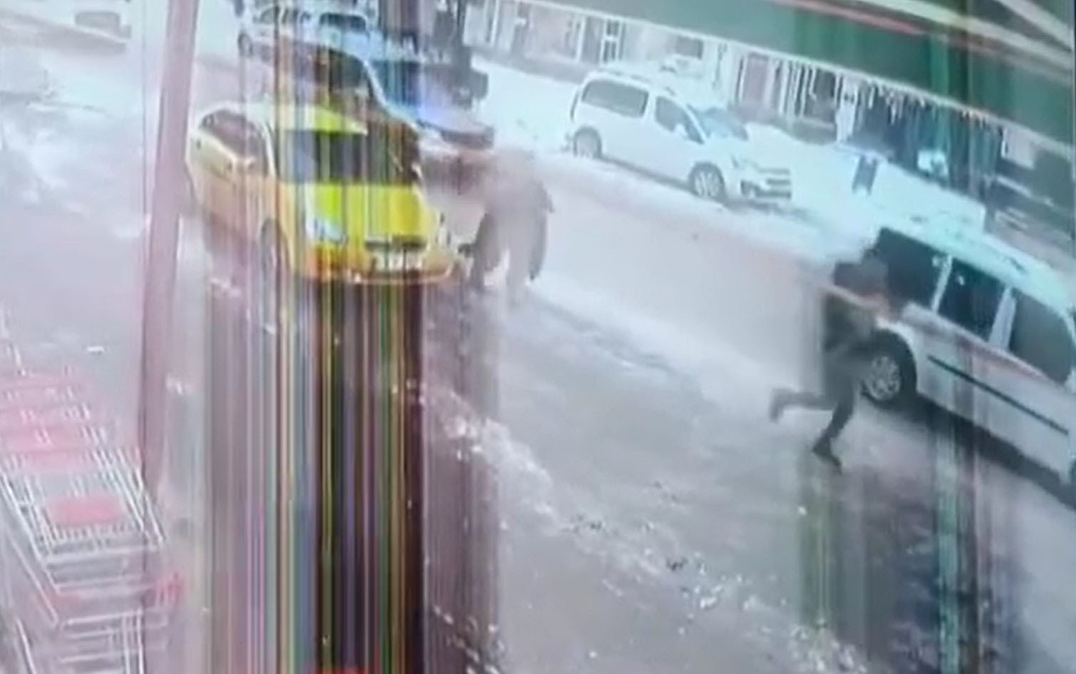 Trafik kilitlenince taksiden indi, havale geçiren çocuğu kucağında hastaneye taşıdı
