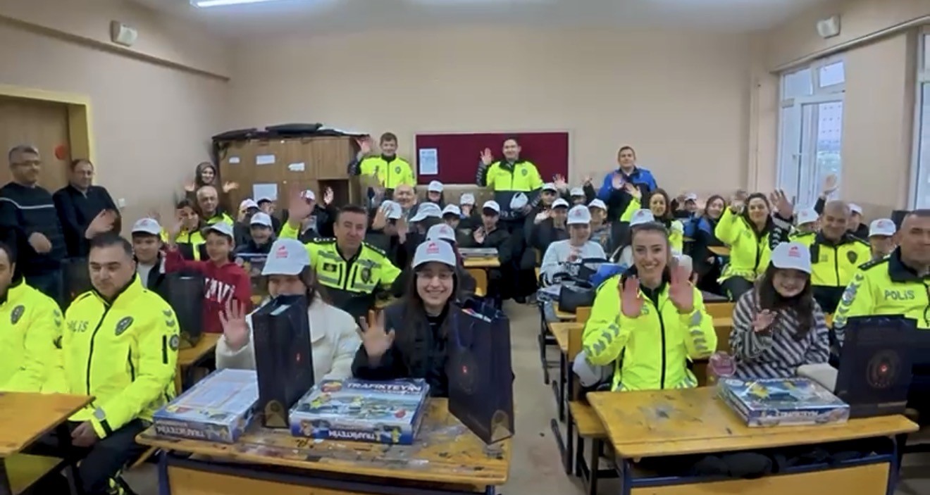 Trafik levhalarını temizleyen duyarlı öğrenciye karne günü anlamlı ziyaret
