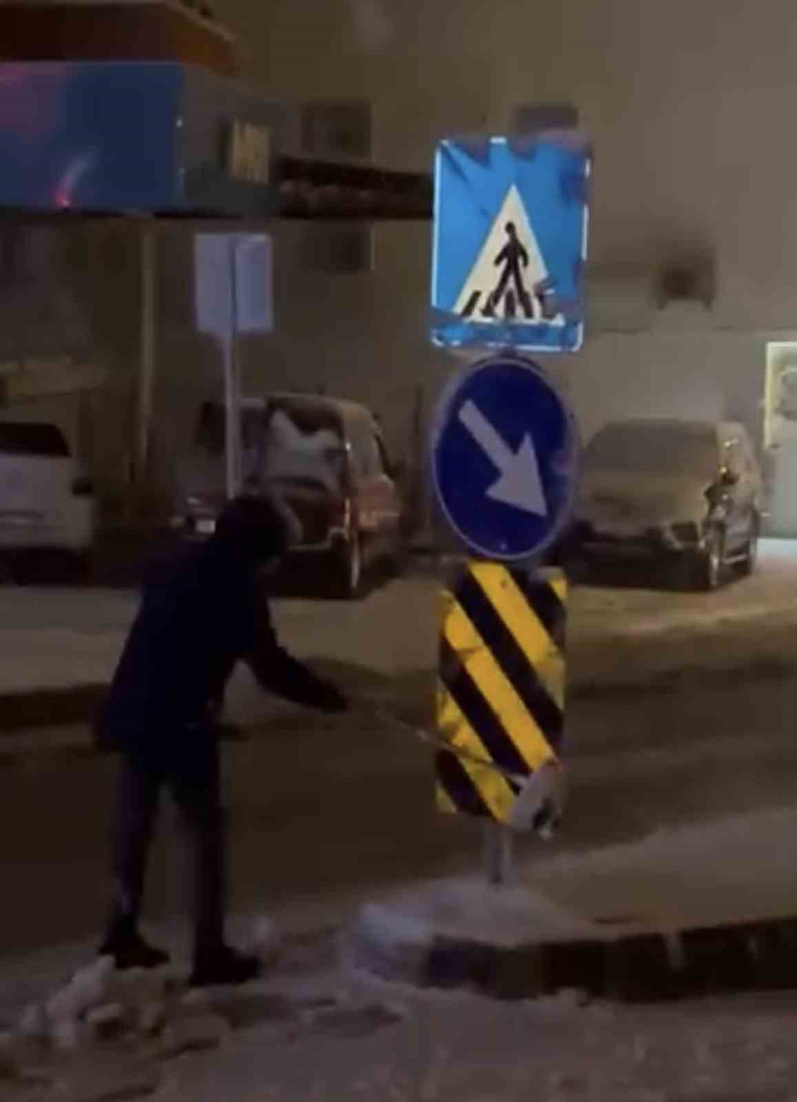 Trafik levhalarını temizleyen duyarlı öğrenciye karne günü anlamlı ziyaret
