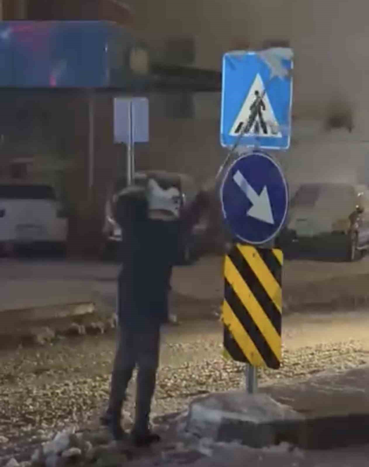 Trafik levhalarını temizleyen duyarlı öğrenciye karne günü anlamlı ziyaret
