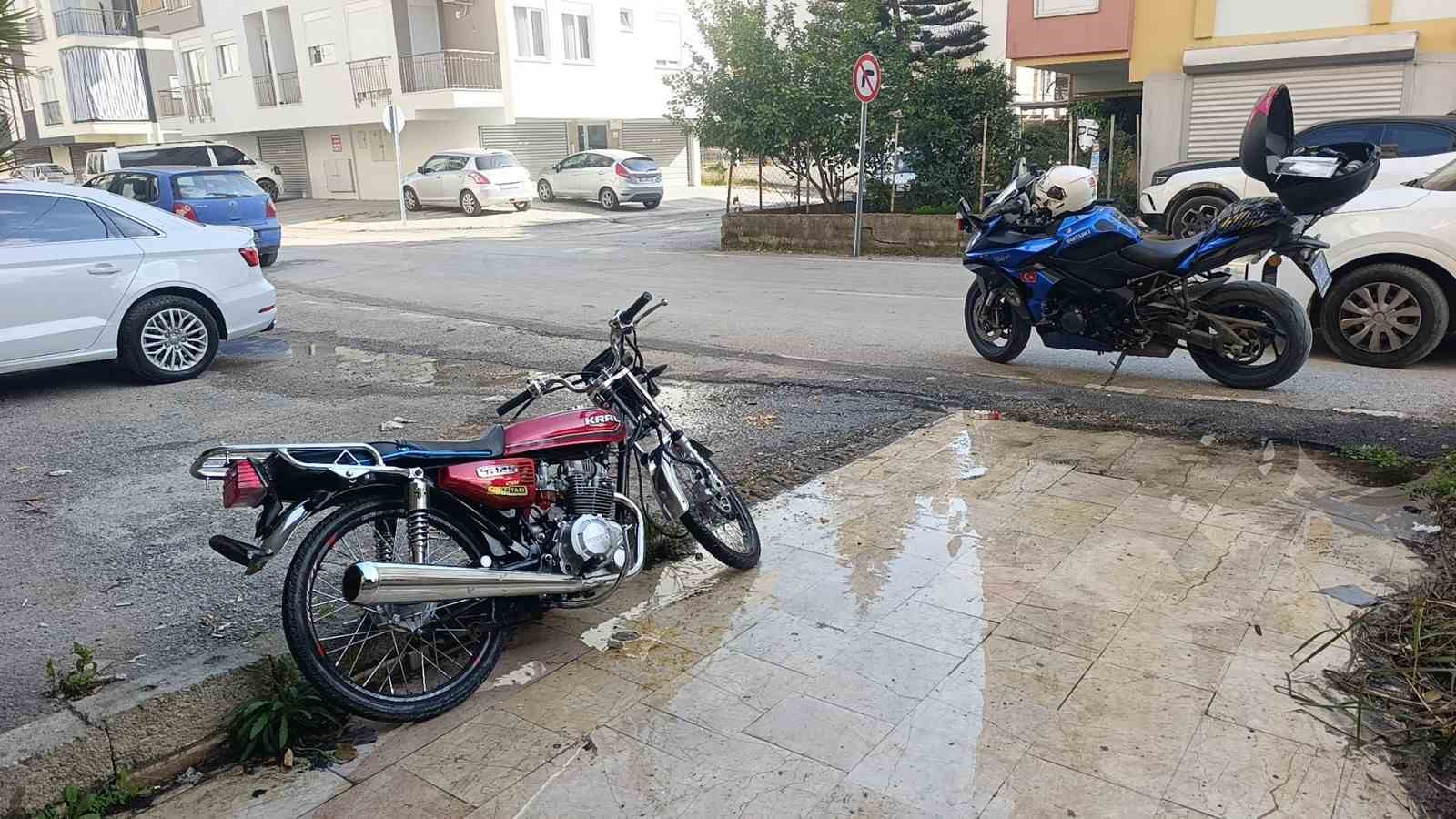 Trafik polisini görünce motosikleti bırakıp kaçtı
