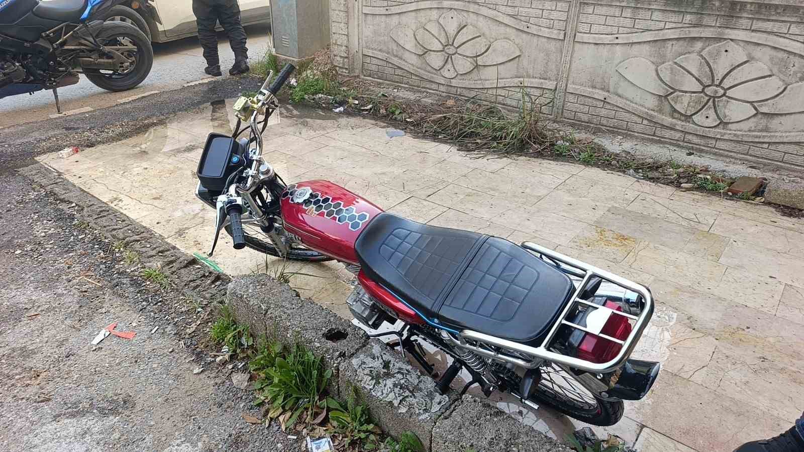 Trafik polisini görünce motosikleti bırakıp kaçtı
